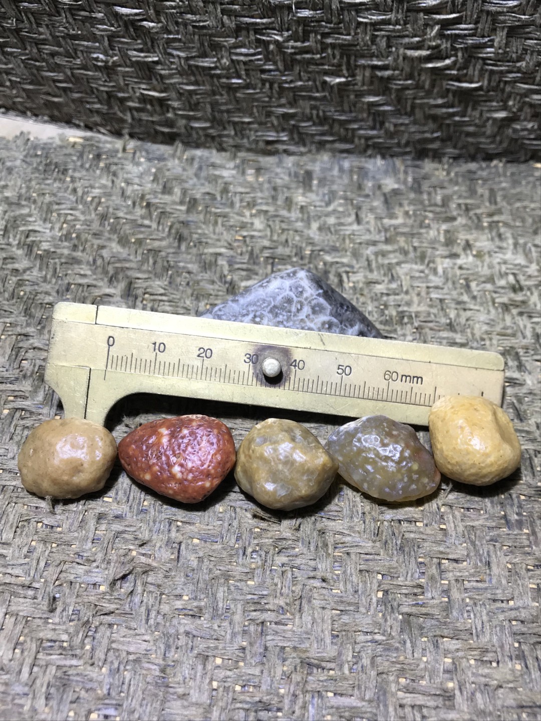 颗颗精品，精美戈壁筋脉石原石一组，