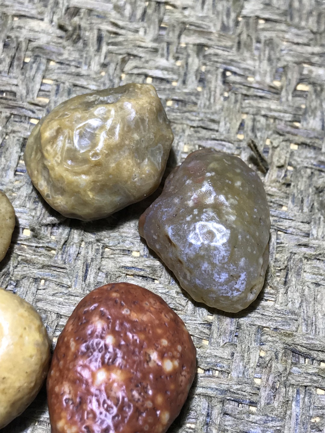 颗颗精品，精美戈壁筋脉石原石一组，