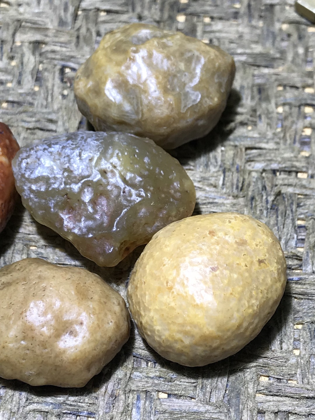 颗颗精品，精美戈壁筋脉石原石一组，