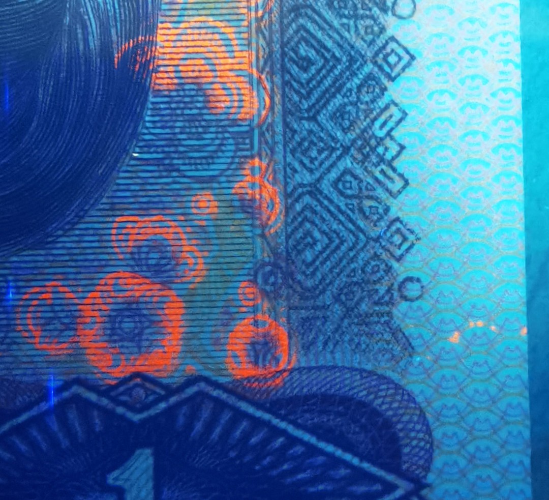 千家老金精品！中国龙里的稀罕物，金丝荧！Fq3126是公认的传统强流水，也是当年PMG开标的重要流水之一！在钱坤开标时整体达不到至尊效果！今天有一张不但是至尊而且是纤云还是金丝荧！在3126流水实属难得！奇异的金丝荧在每一张钱币的右侧闪闪发光，整刀相同！众所周知，人民币的荧光丝是从961才开始出现，为什么出现在801中国龙不得而知！捡漏来千家，全世界最为纯净的拍场！  千家老金精品！中国龙里的稀罕物，金丝荧！金花王，套印移位花头发，强级中国龙！Fq31260451，钱坤评级67分！公认的传统强流水，也是当年PMG开标的重要流水之一！在钱坤开标时意外在个别刀货中发现奇异的金丝荧，在每一张钱币的右侧闪闪发光，堪称奇迹！！