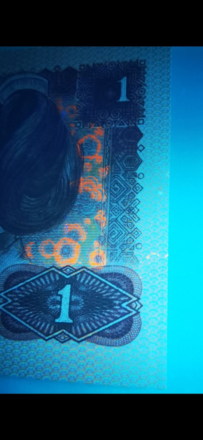 千家老金精品！中国龙里的稀罕物，金丝荧！Fq3126是公认的传统强流水，也是当年PMG开标的重要流水之一！在钱坤开标时整体达不到至尊效果！今天有一张不但是至尊而且是纤云还是金丝荧！在3126流水实属难得！奇异的金丝荧在每一张钱币的右侧闪闪发光，整刀相同！众所周知，人民币的荧光丝是从961才开始出现，为什么出现在801中国龙不得而知！捡漏来千家，全世界最为纯净的拍场！  千家老金精品！中国龙里的稀罕物，金丝荧！金花王，套印移位花头发，强级中国龙！Fq31260451，钱坤评级67分！公认的传统强流水，也是当年PMG开标的重要流水之一！在钱坤开标时意外在个别刀货中发现奇异的金丝荧，在每一张钱币的右侧闪闪发光，堪称奇迹！！