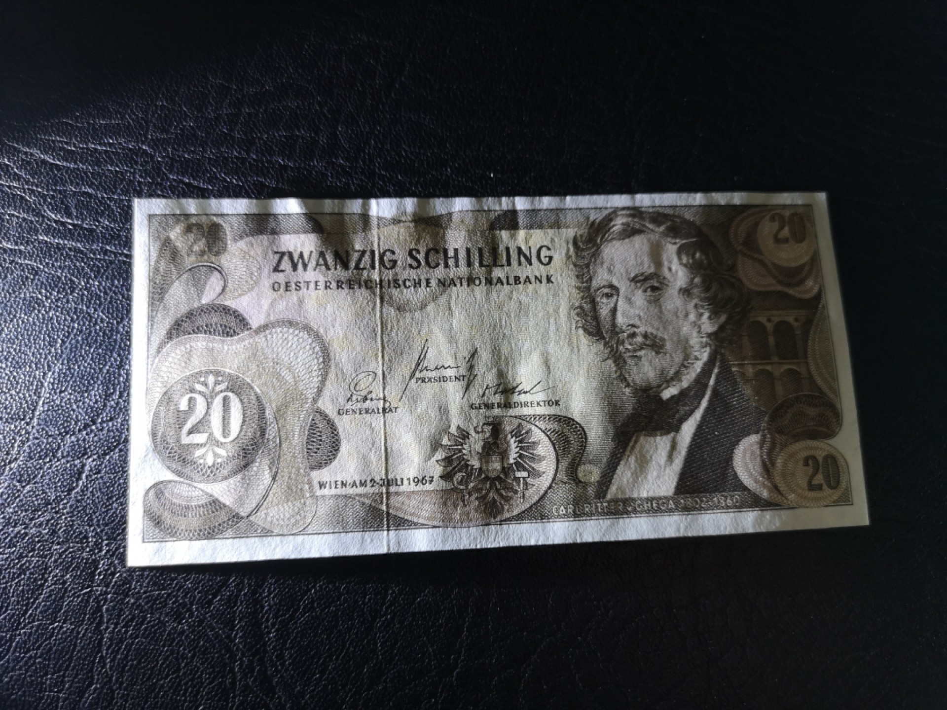 外钞收藏家》第一百七十七期拍卖 奥地利20先令和葡属几内亚100 两张一起 全新