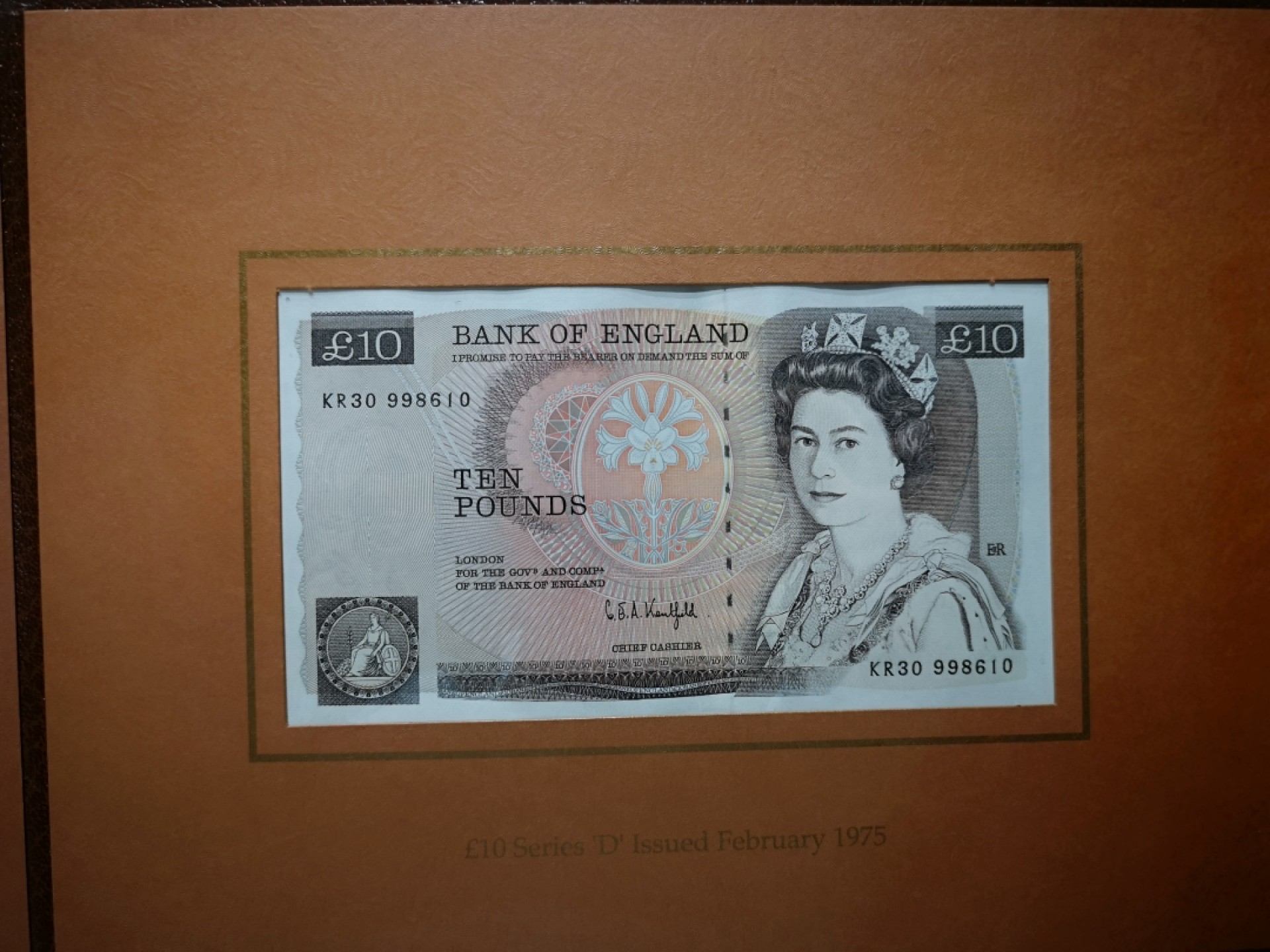 外钞收藏家》第一百七十七期拍卖 英国E、D序列精装册子 10镑两张 全同号 无47 （册子纸币没法拿出来品相没法保证，请注意）