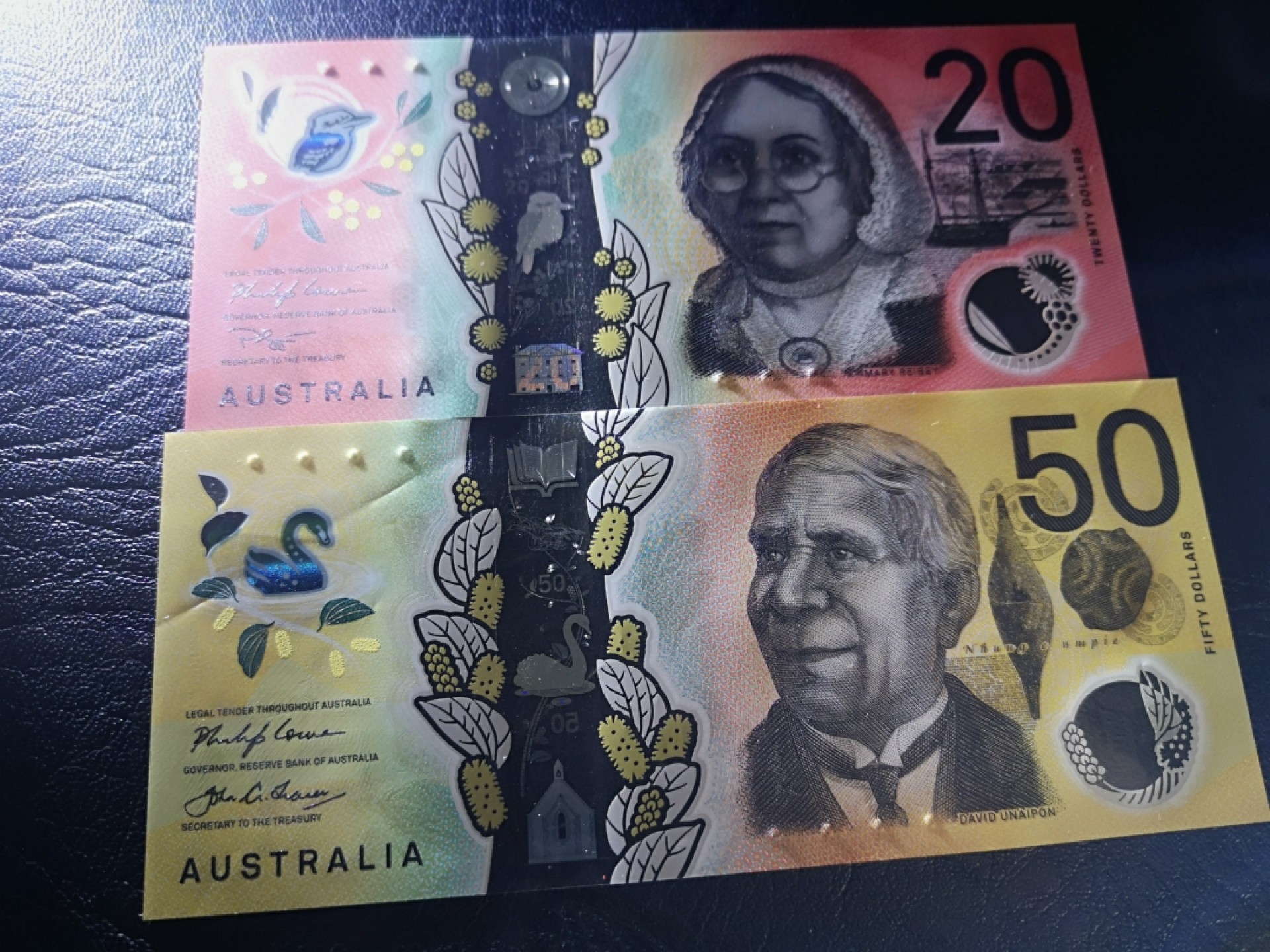 外钞收藏家》第一百七十七期拍卖 澳大利亚最新版50、20两张 50有压痕 差一点贯穿 介意的慎拍 其他没问题