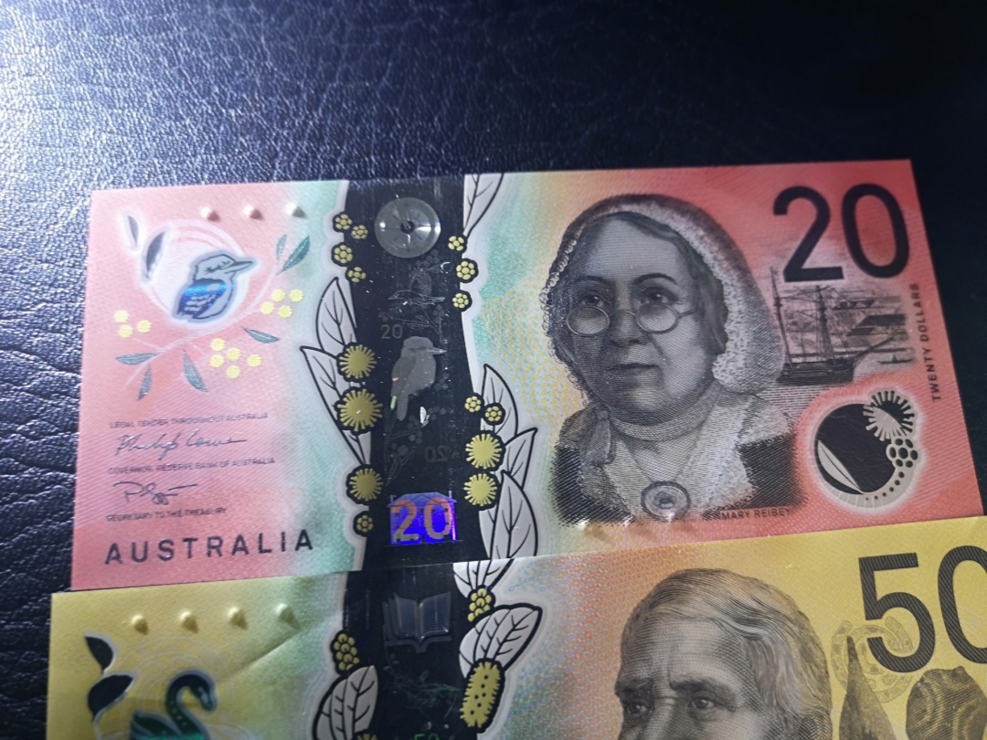 外钞收藏家》第一百七十七期拍卖 澳大利亚最新版50、20两张 50有压痕 差一点贯穿 介意的慎拍 其他没问题