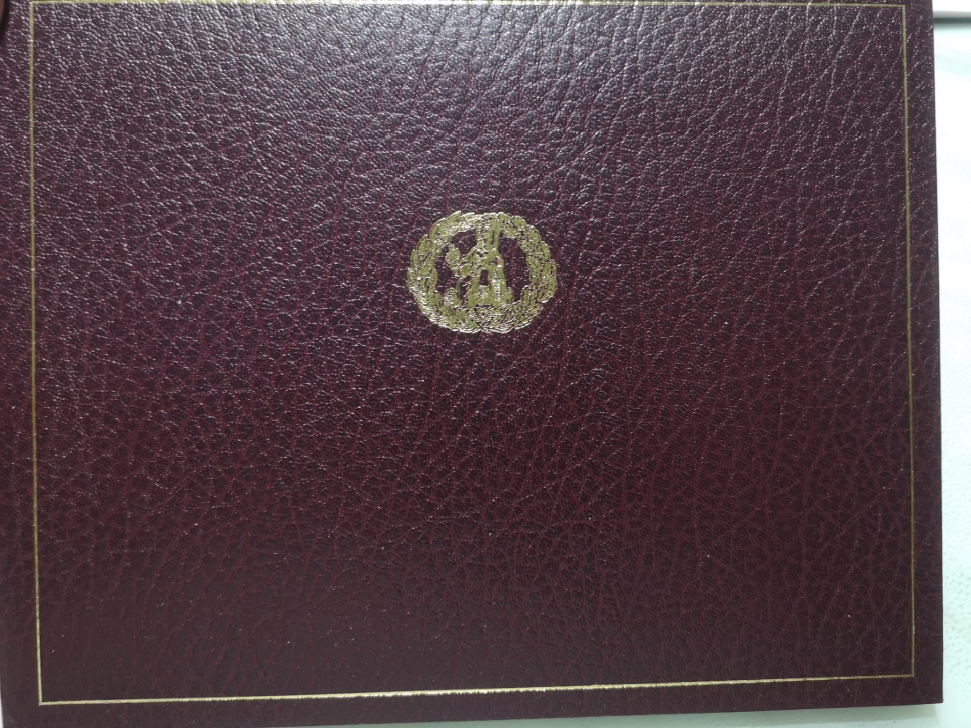 外钞收藏家》第一百七十七期拍卖 英国E、D序列精装册子 20镑两张 全同号 无47 （册子纸币没法拿出来品相没法保证，请注意）