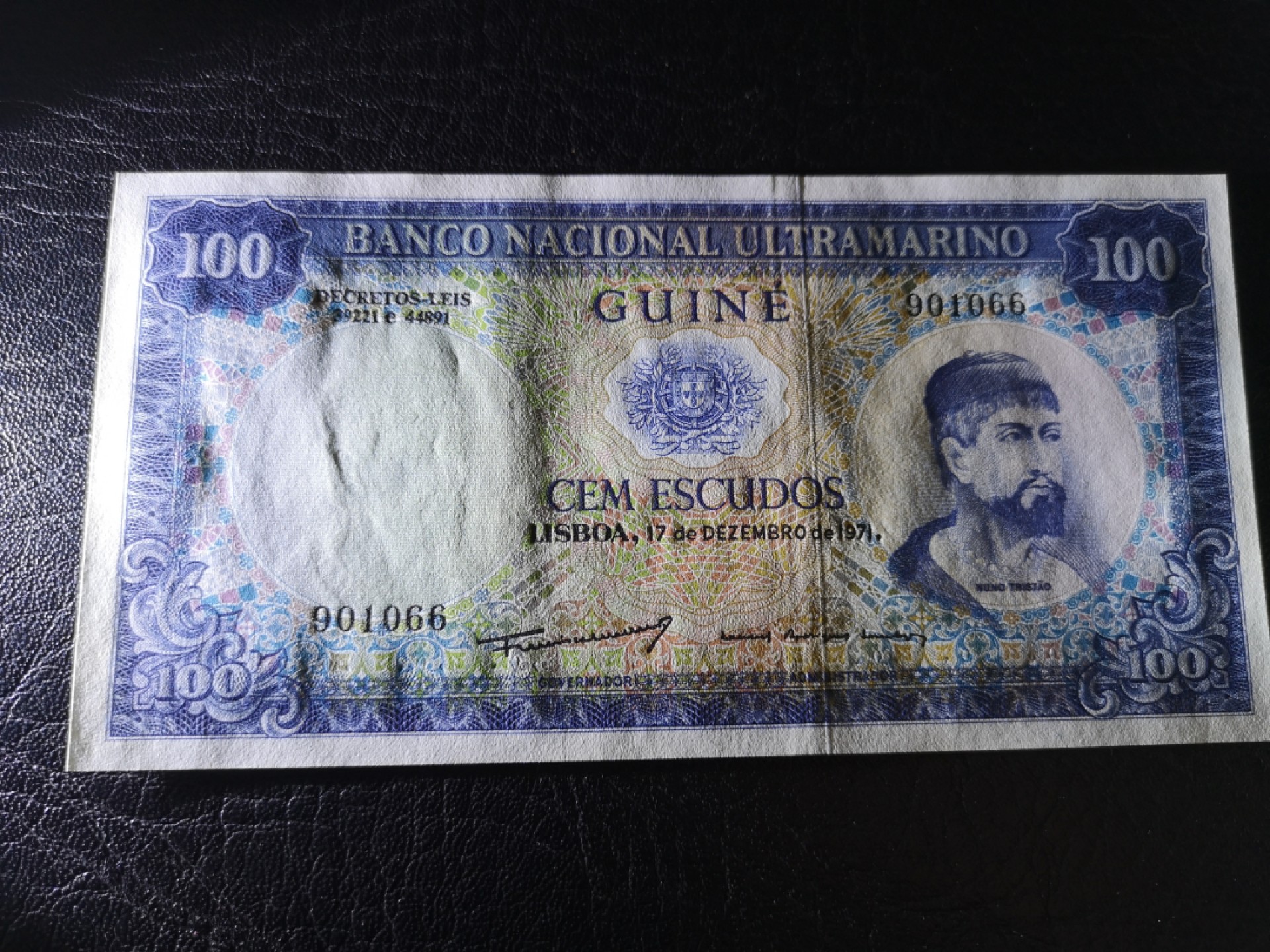 外钞收藏家》第一百七十七期拍卖 奥地利20先令和葡属几内亚100 两张一起 全新