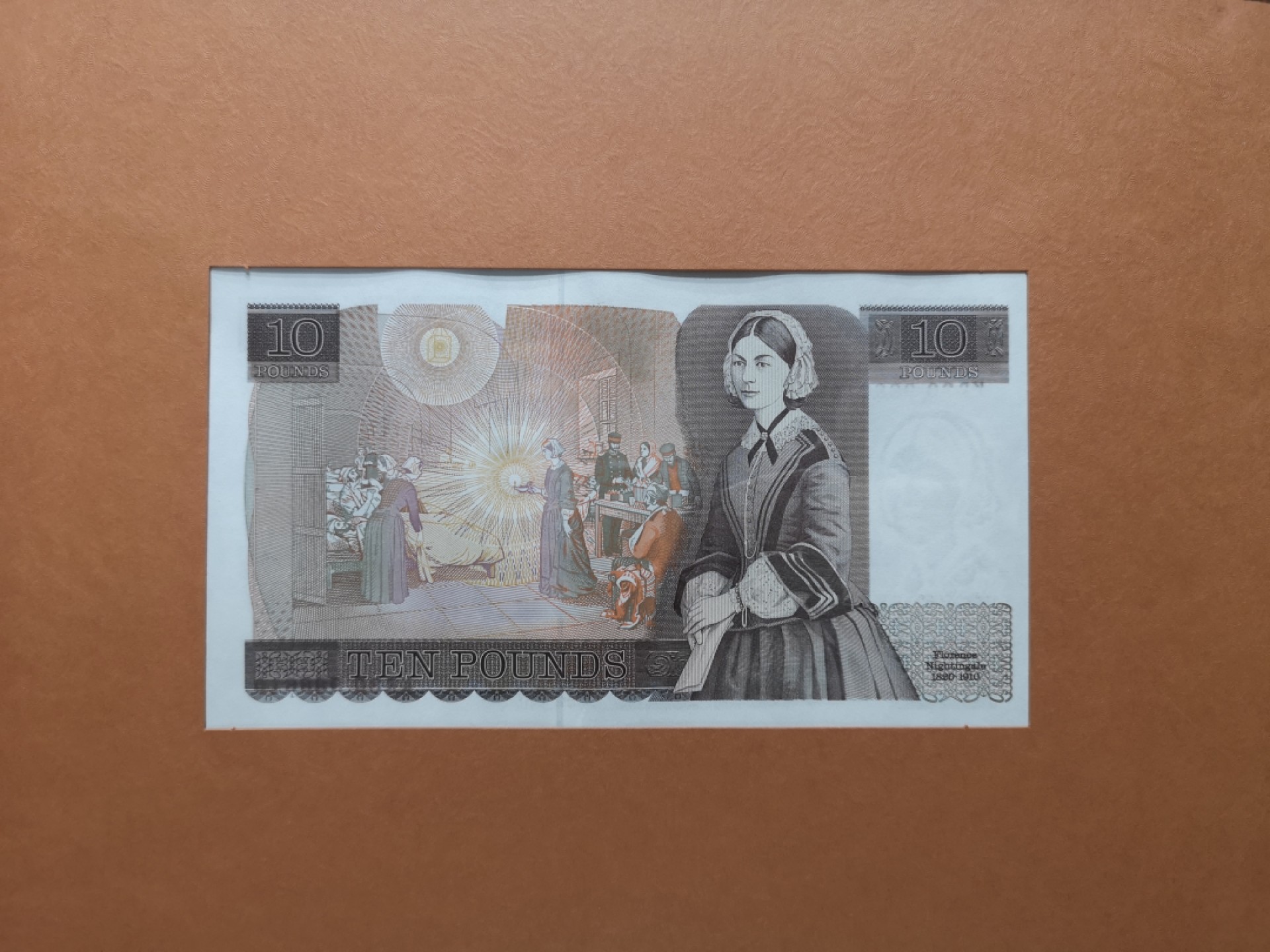 外钞收藏家》第一百七十七期拍卖 英国E、D序列精装册子 10镑两张 全同号 无47 （册子纸币没法拿出来品相没法保证，请注意）