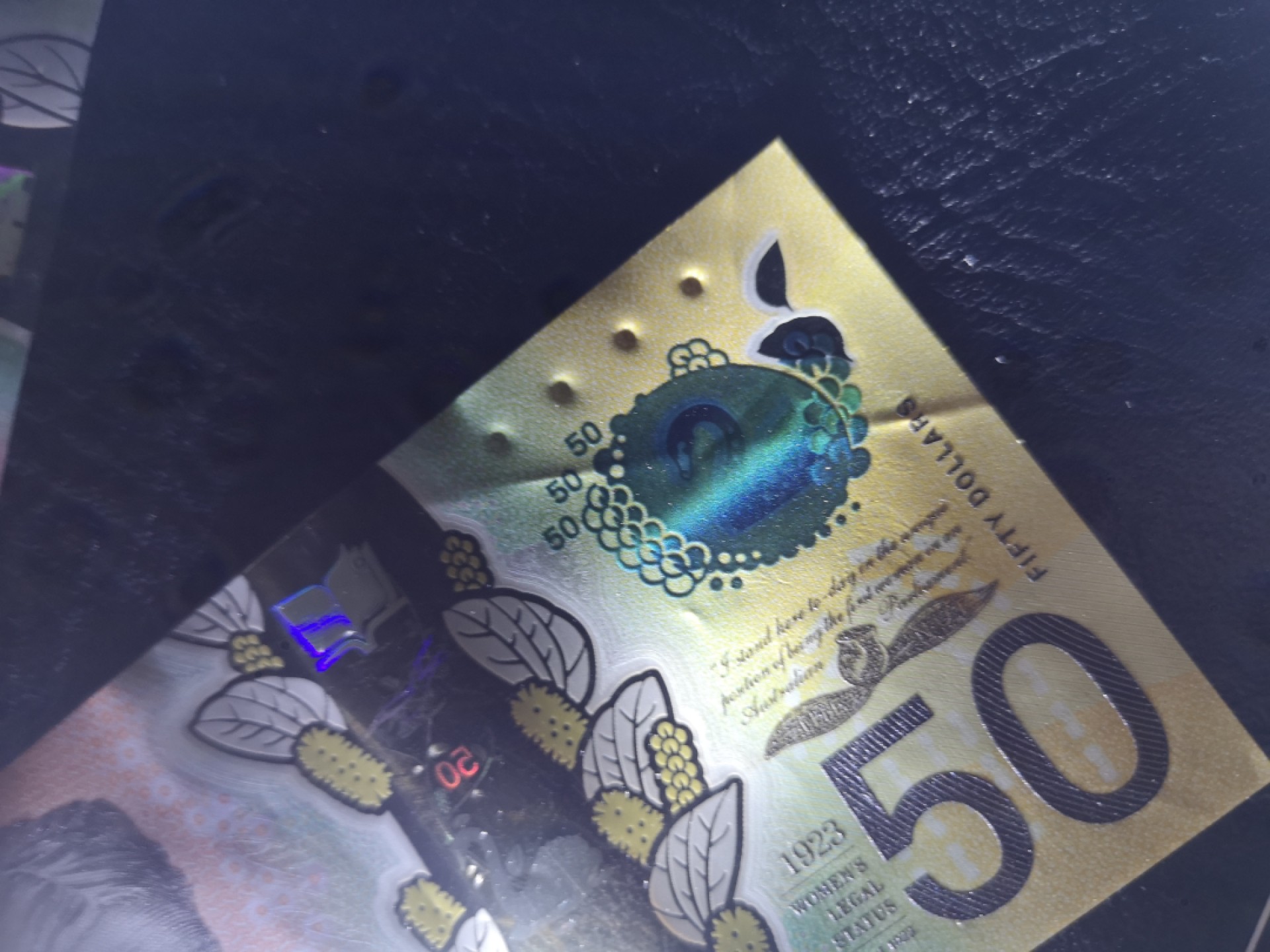 外钞收藏家》第一百七十七期拍卖 澳大利亚最新版50、20两张 50有压痕 差一点贯穿 介意的慎拍 其他没问题