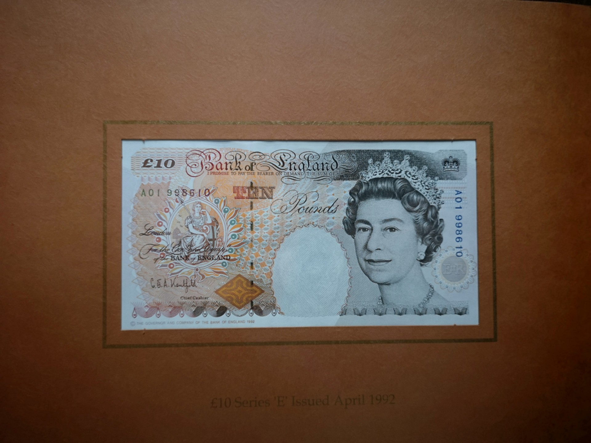 外钞收藏家》第一百七十七期拍卖 英国E、D序列精装册子 10镑两张 全同号 无47 （册子纸币没法拿出来品相没法保证，请注意）