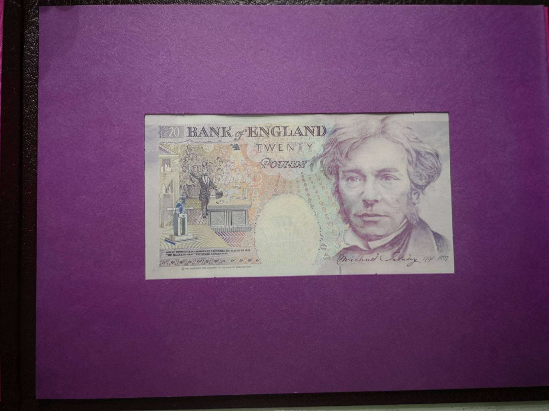 外钞收藏家》第一百七十七期拍卖 英国E、D序列精装册子 20镑两张 全同号 无47 （册子纸币没法拿出来品相没法保证，请注意）