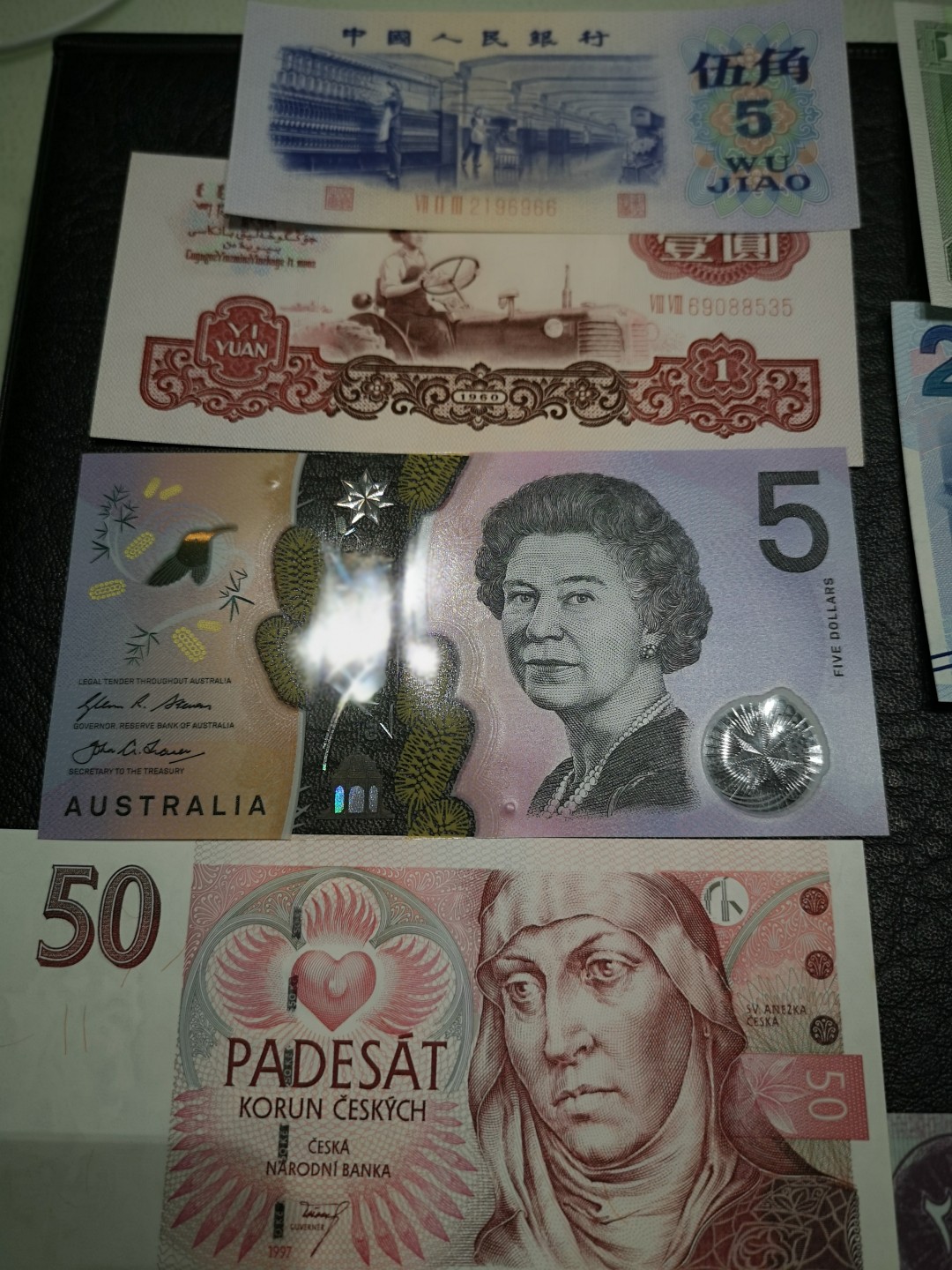 外钞收藏家》第一百七十七期拍卖 9张纸币和塑料钞 有三张有潮