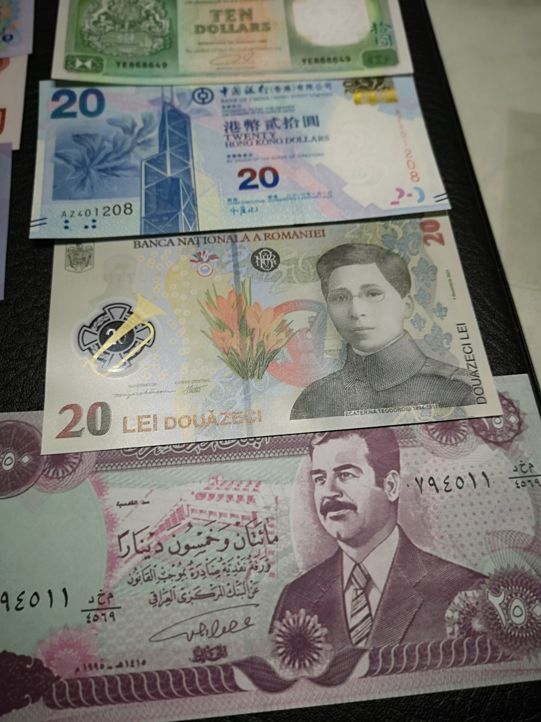 外钞收藏家》第一百七十七期拍卖 9张纸币和塑料钞 有三张有潮