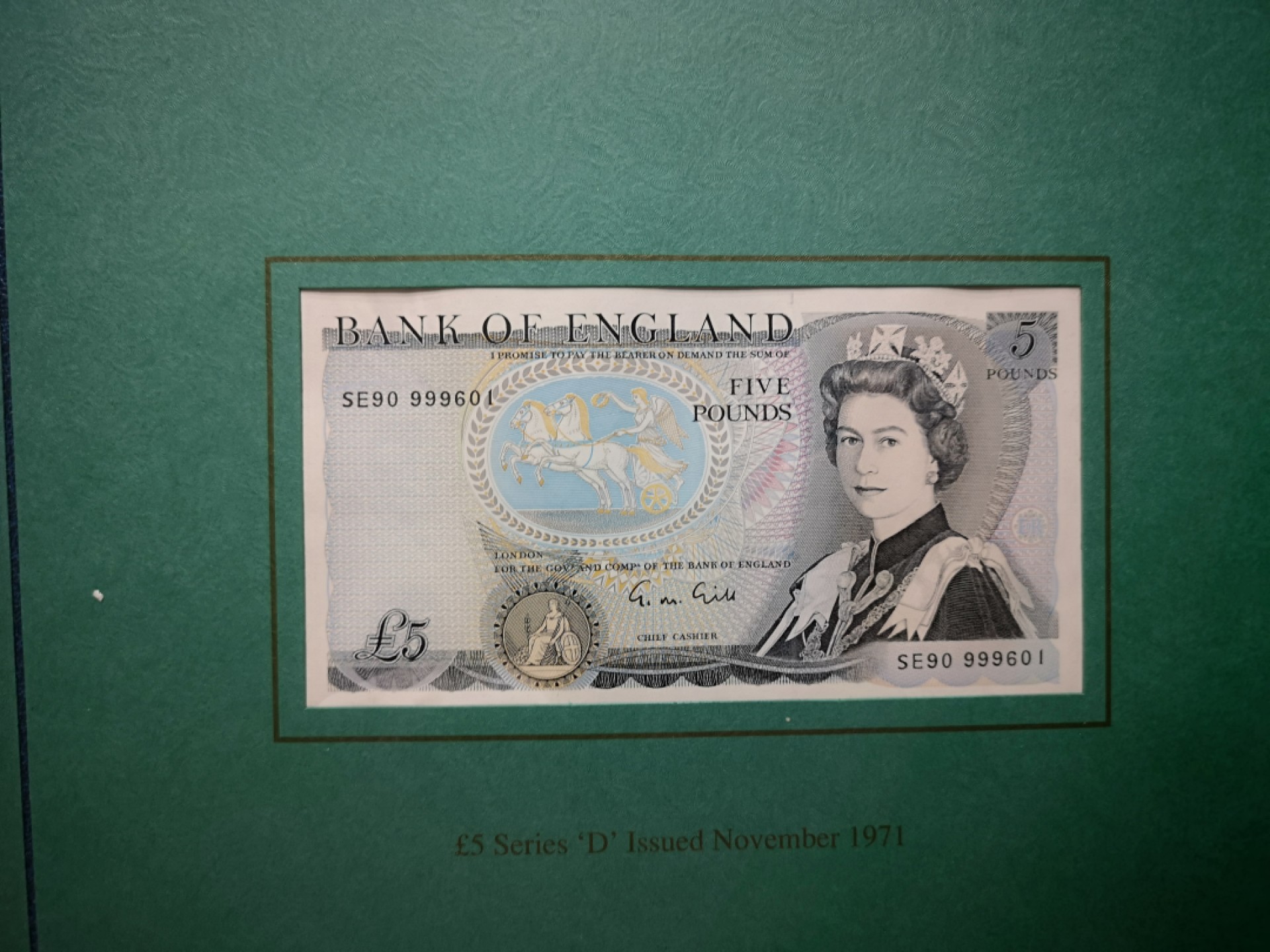 《外钞收藏家》第一百八十期拍卖 英国E、D序列精装册子 5镑两张 全同号 无47（册子纸币品相没法保证，请注意）