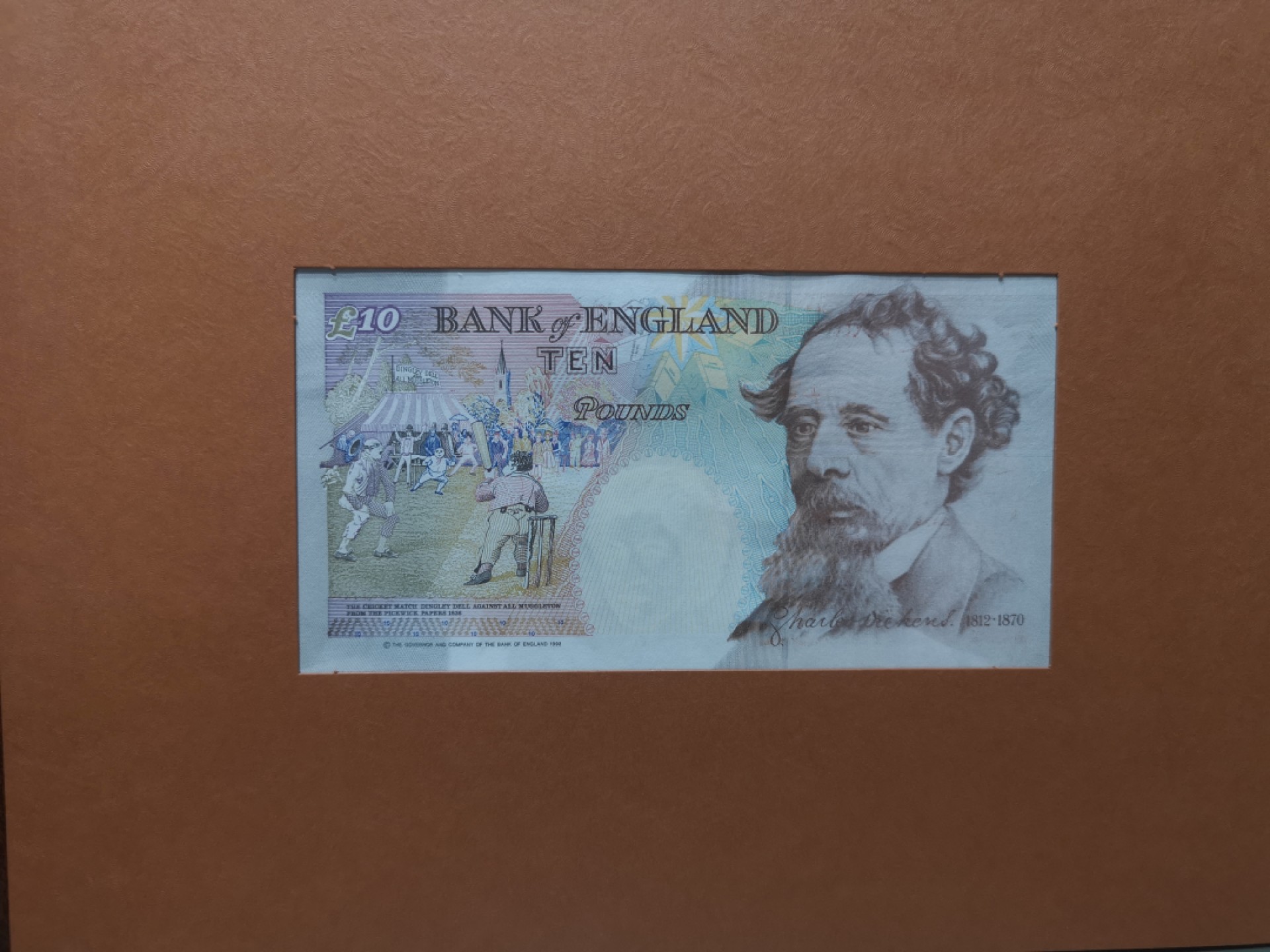 外钞收藏家》第一百七十七期拍卖 英国E、D序列精装册子 10镑两张 全同号 无47 （册子纸币没法拿出来品相没法保证，请注意）