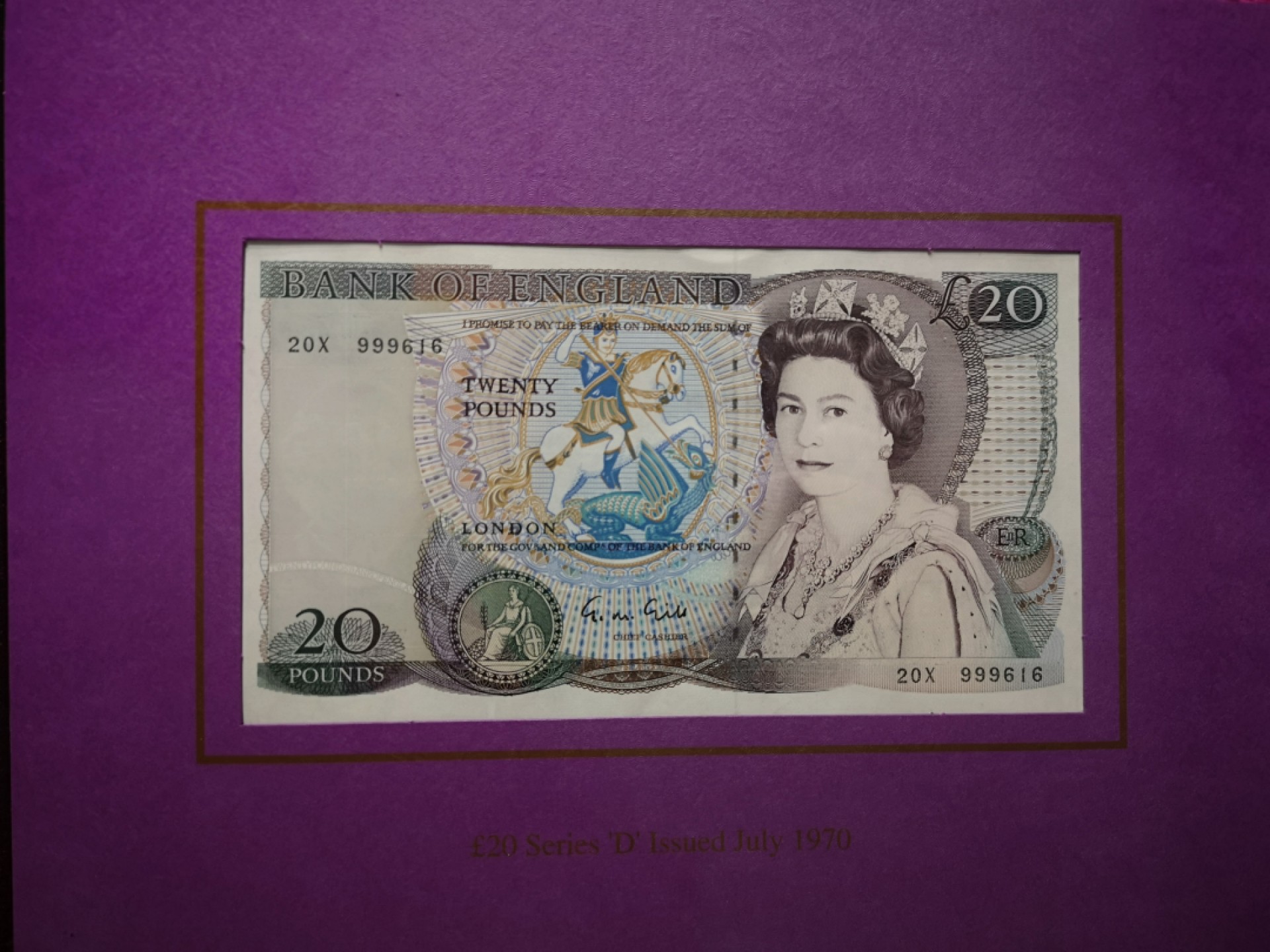 外钞收藏家》第一百七十七期拍卖 英国E、D序列精装册子 20镑两张 全同号 无47 （册子纸币没法拿出来品相没法保证，请注意）