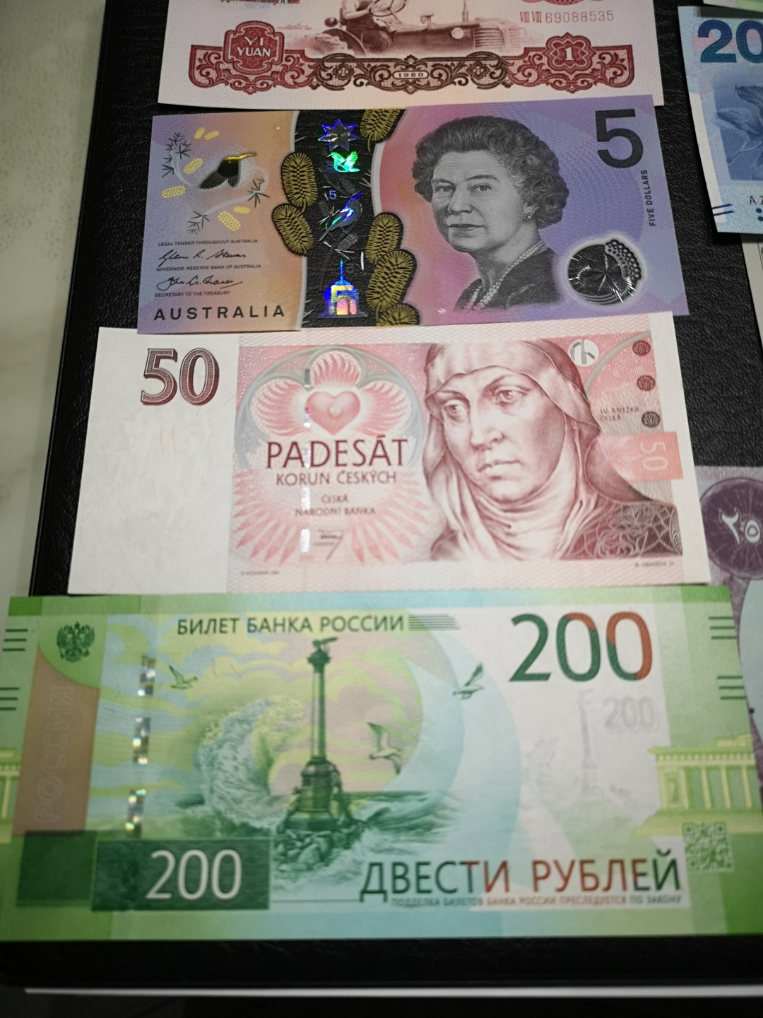 外钞收藏家》第一百七十七期拍卖 9张纸币和塑料钞 有三张有潮