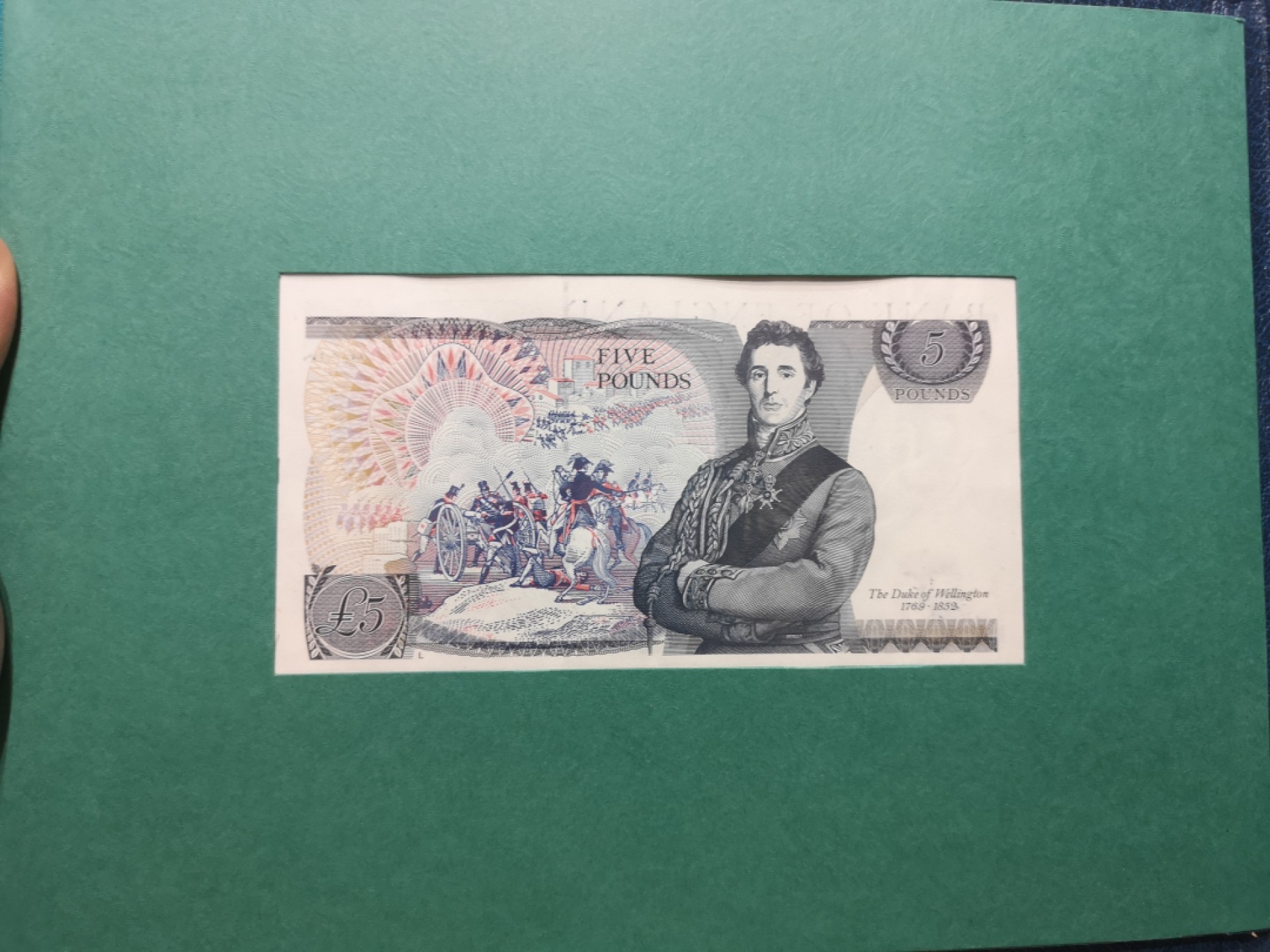 《外钞收藏家》第一百八十期拍卖 英国E、D序列精装册子 5镑两张 全同号 无47（册子纸币品相没法保证，请注意）