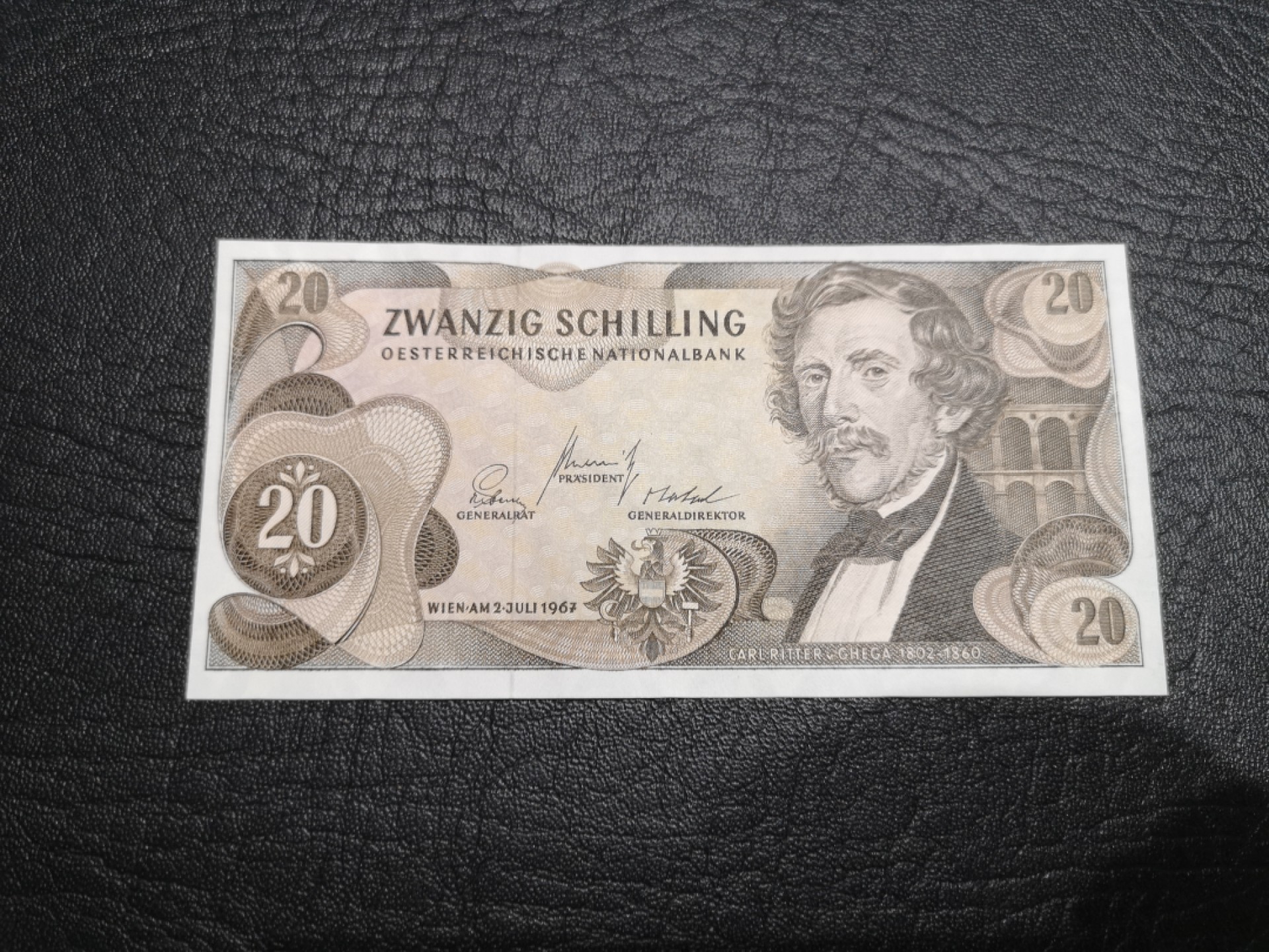 外钞收藏家》第一百七十七期拍卖 奥地利20先令和葡属几内亚100 两张一起 全新