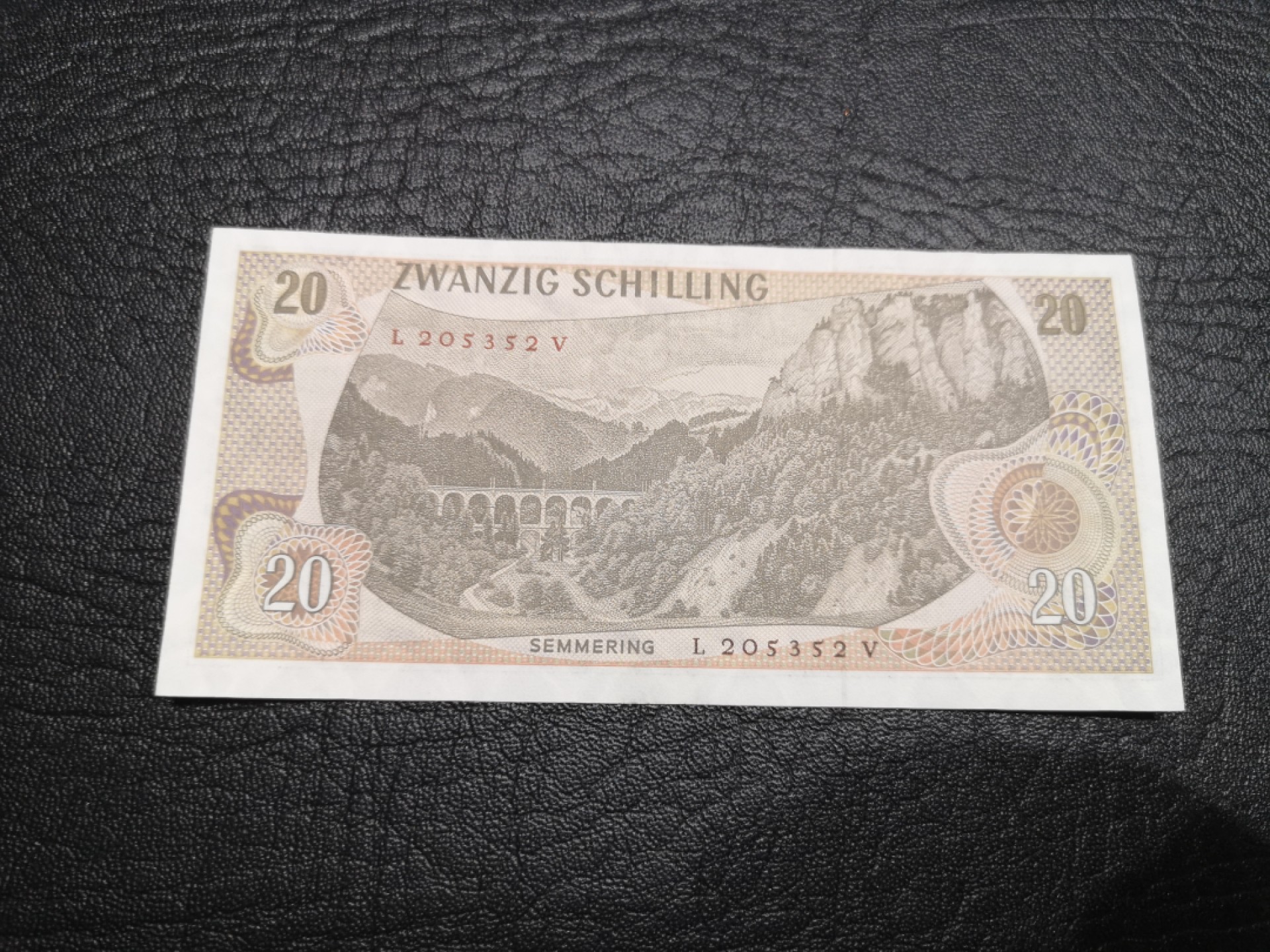 外钞收藏家》第一百七十七期拍卖 奥地利20先令和葡属几内亚100 两张一起 全新