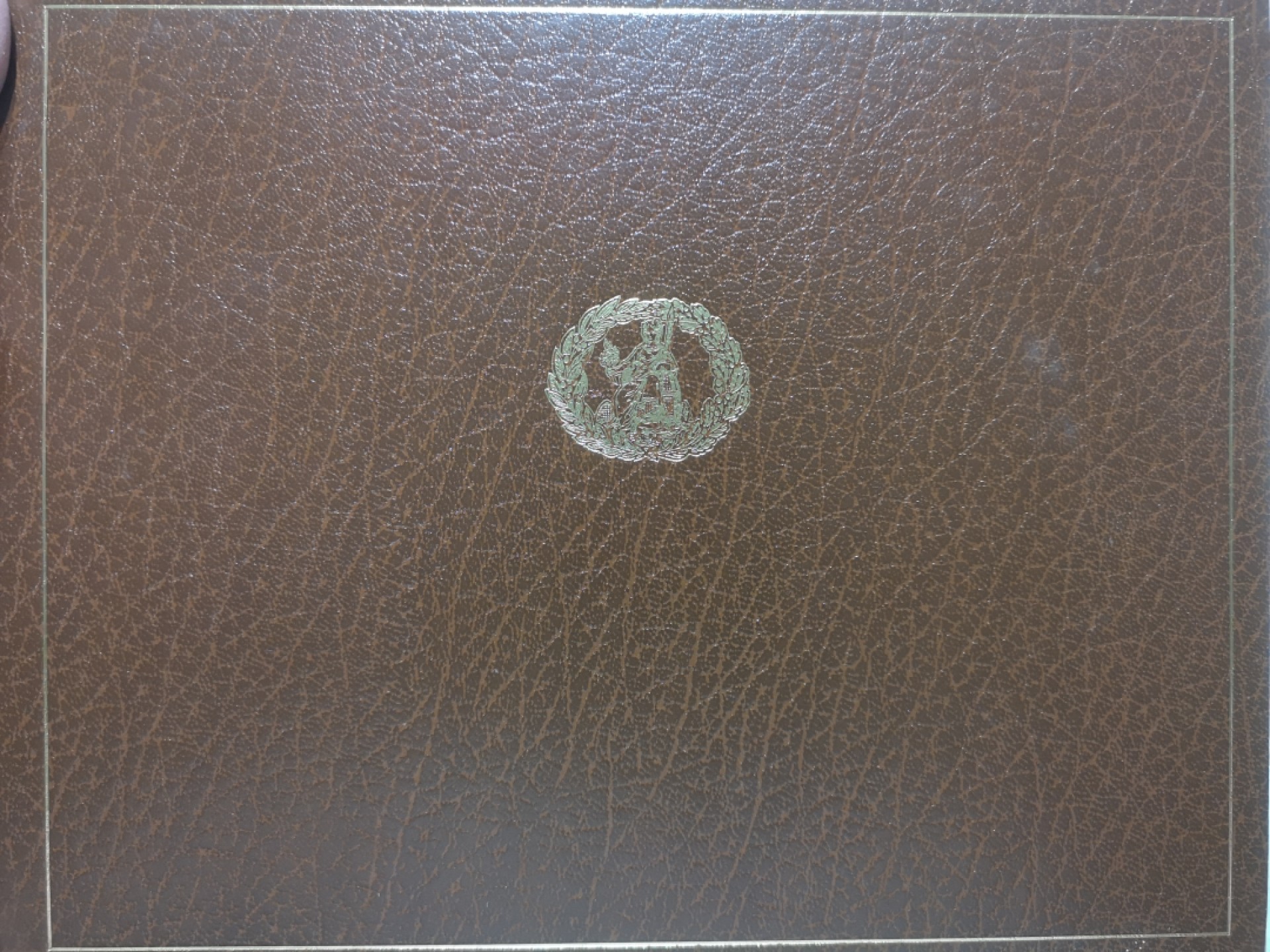 外钞收藏家》第一百七十七期拍卖 英国E、D序列精装册子 10镑两张 全同号 无47 （册子纸币没法拿出来品相没法保证，请注意）