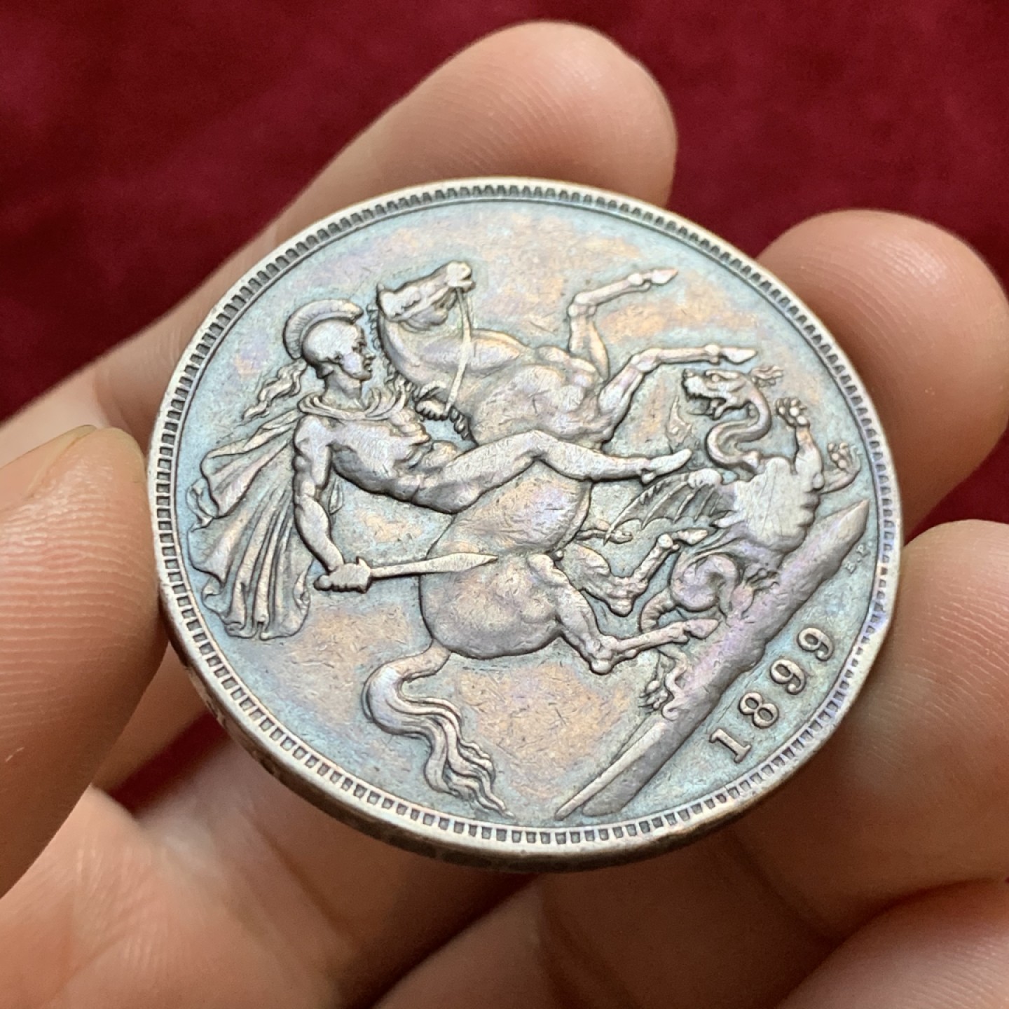 《竞宝斋》第55场-本周日，周一2场连拍（全场不限金额包邮） 英国 1899年 维多利亚 披纱版 马剑克朗大银币 淡紫色包浆 LXII 边铭