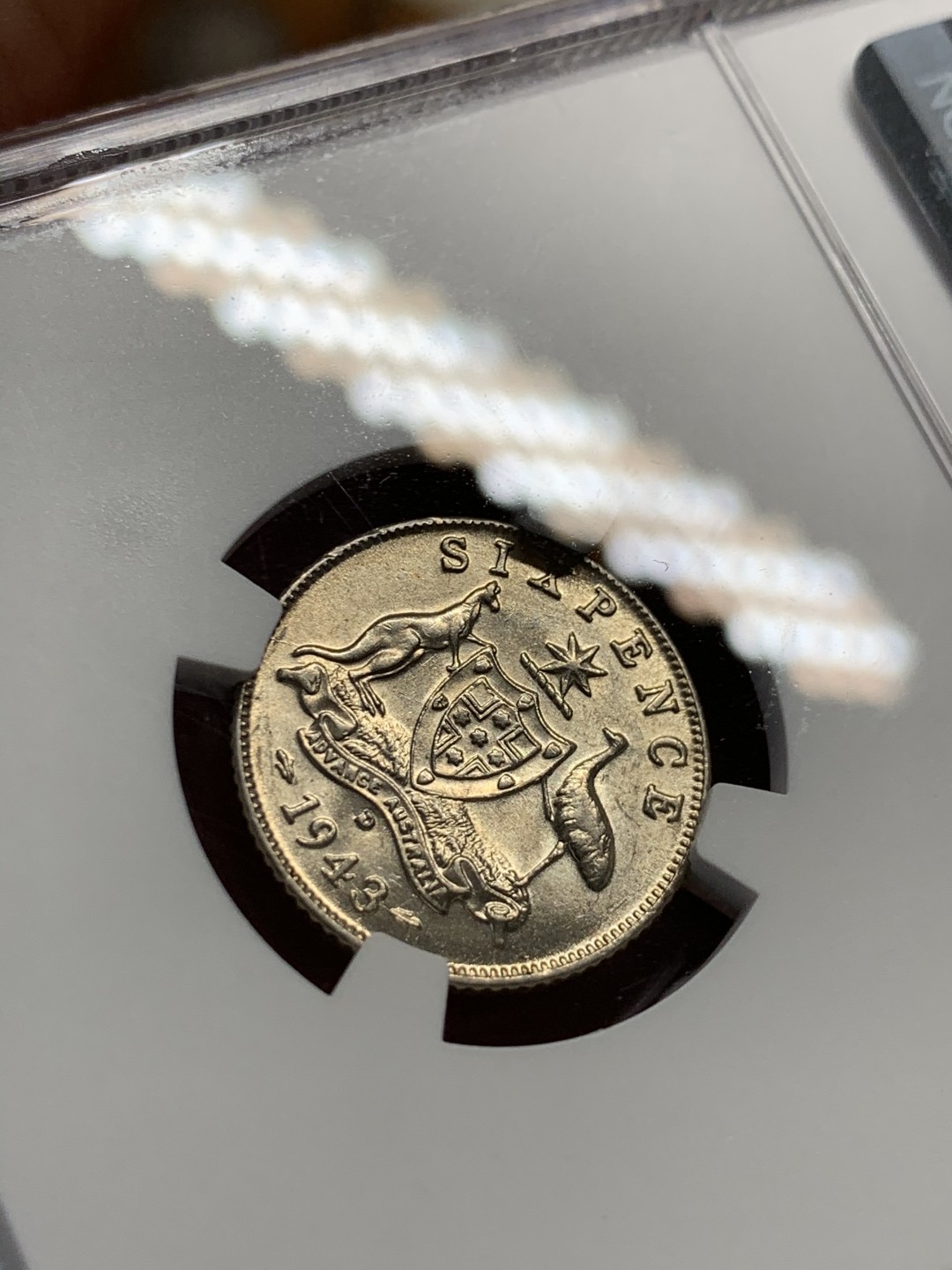 《竞宝斋》第55场-本周日，周一2场连拍（全场不限金额包邮） NGC UNC 澳大利亚 1943年 乔六 6便士 银币 不常见的品种