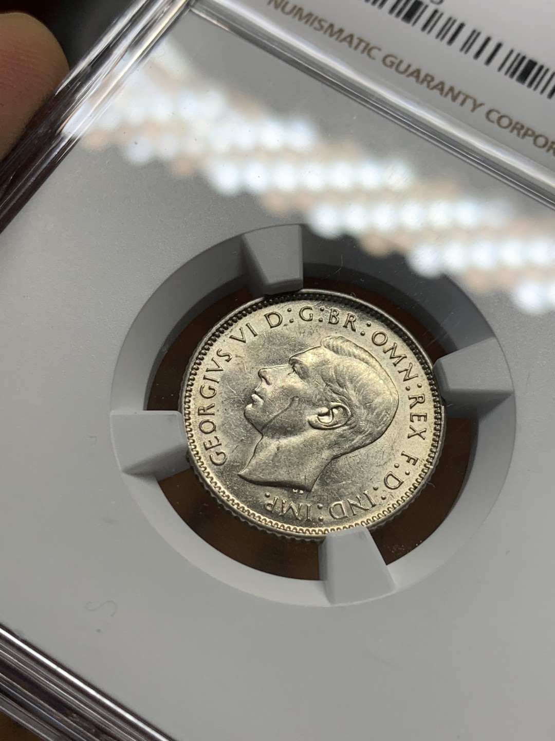 《竞宝斋》第55场-本周日，周一2场连拍（全场不限金额包邮） NGC UNC 澳大利亚 1943年 乔六 6便士 银币 不常见的品种