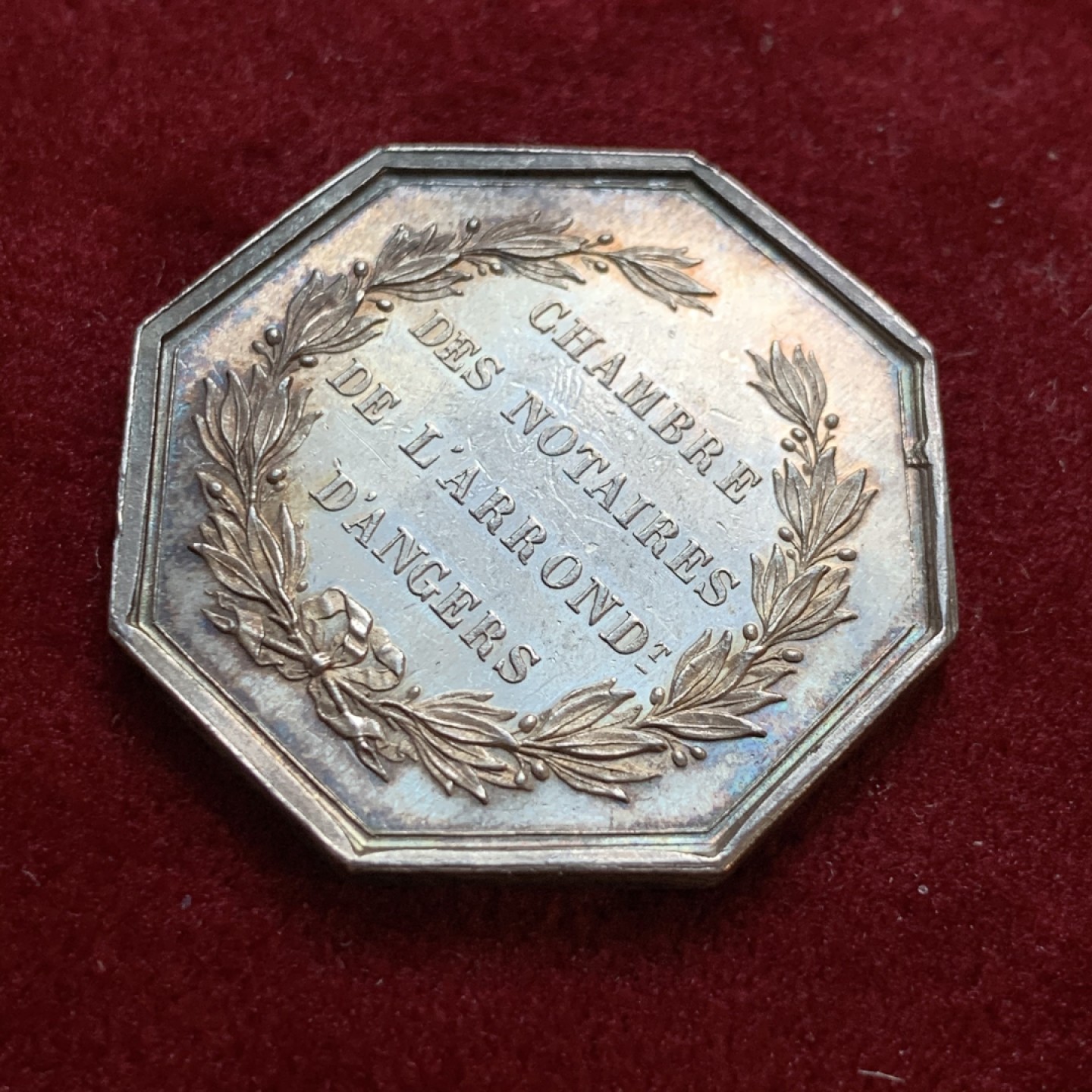 《竞宝斋》第55场-本周日，周一2场连拍（全场不限金额包邮） 法国 MS品 1860-1879年 公证人银质八角代币 五彩包浆细节完美 对角33mm，12.1克 蜜蜂边铭 银标