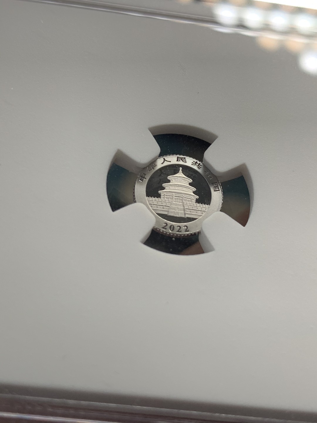 《竞宝斋》第55场-本周日，周一2场连拍（全场不限金额包邮） NGC-MS70 中国 2022年 熊猫40周年 1克铂金币 带证书 证书尾号跟评级串号一样都是33