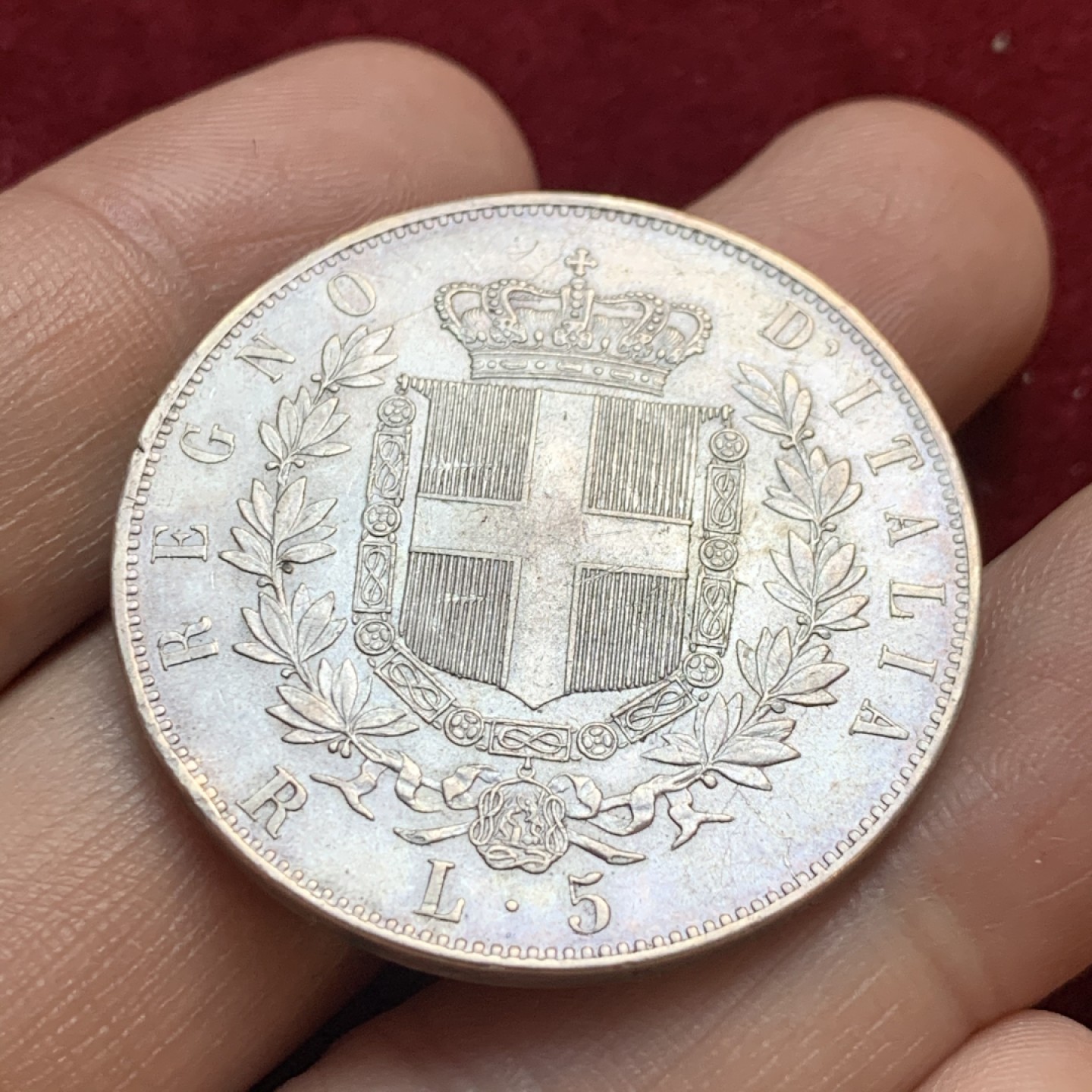 《竞宝斋》第55场-本周日，周一2场连拍（全场不限金额包邮） 意大利 1877年R版 伊曼纽尔二世 5里拉 大银币 胡子都没有磨损 淡彩包浆 背章 深打