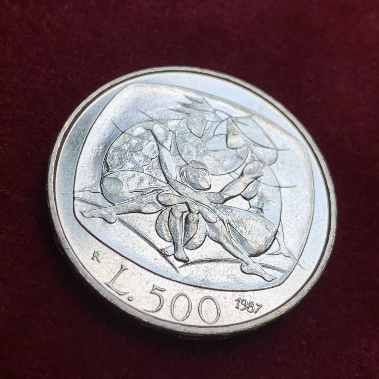 《竞宝斋》第55场-本周日，周一2场连拍（全场不限金额包邮） 1987年意大利国际家庭年500里拉纪念银币