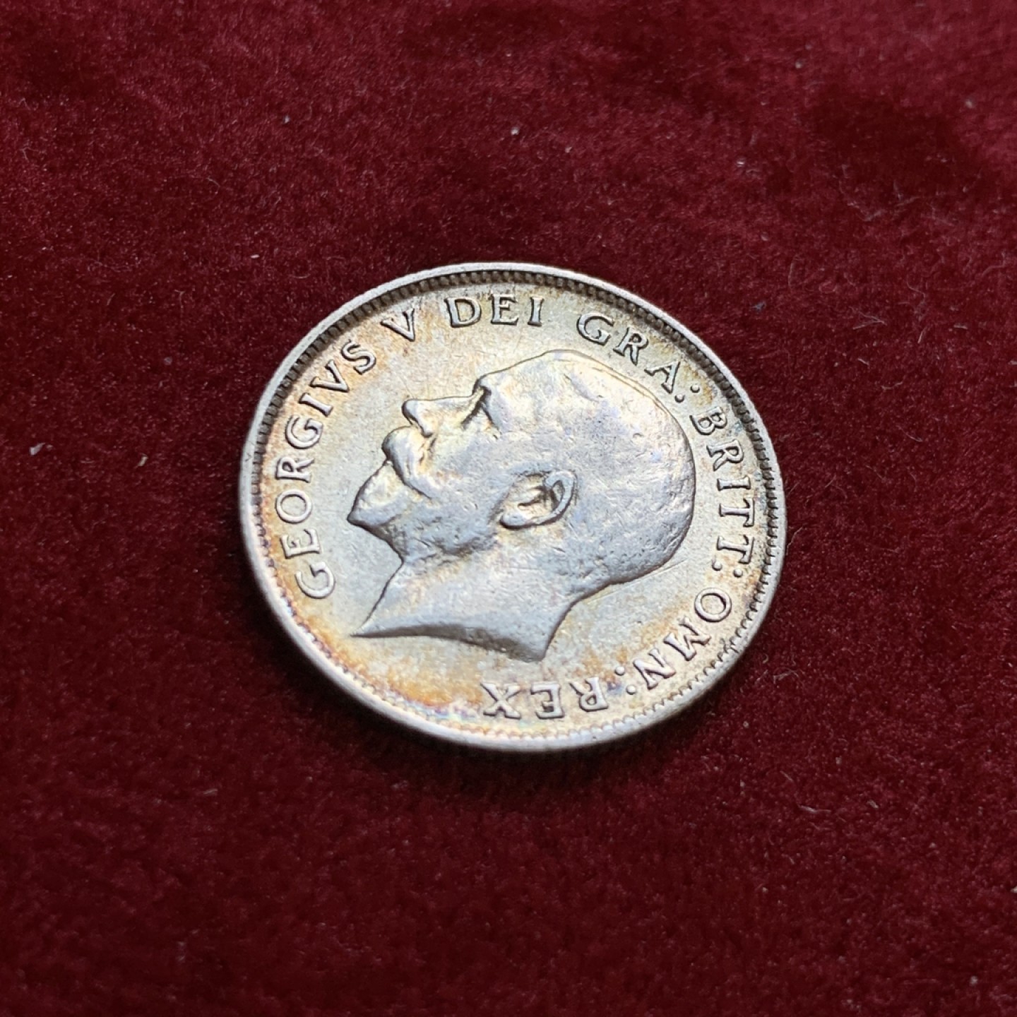 《竞宝斋》第55场-本周日，周一2场连拍（全场不限金额包邮） 英国 乔五 1918年 五彩 6便士 银币  925高银版