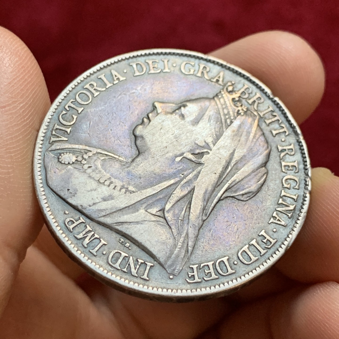 《竞宝斋》第55场-本周日，周一2场连拍（全场不限金额包邮） 英国 1899年 维多利亚 披纱版 马剑克朗大银币 淡紫色包浆 LXII 边铭