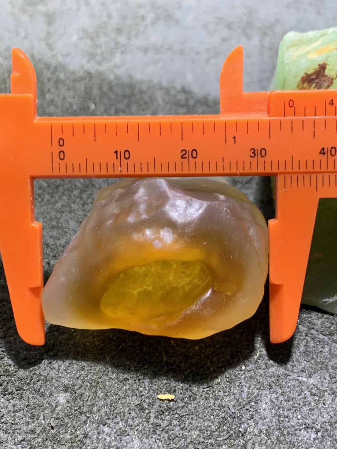 放福利！精美天然戈壁酒红糖心孔洞玛瑙原石一颗，