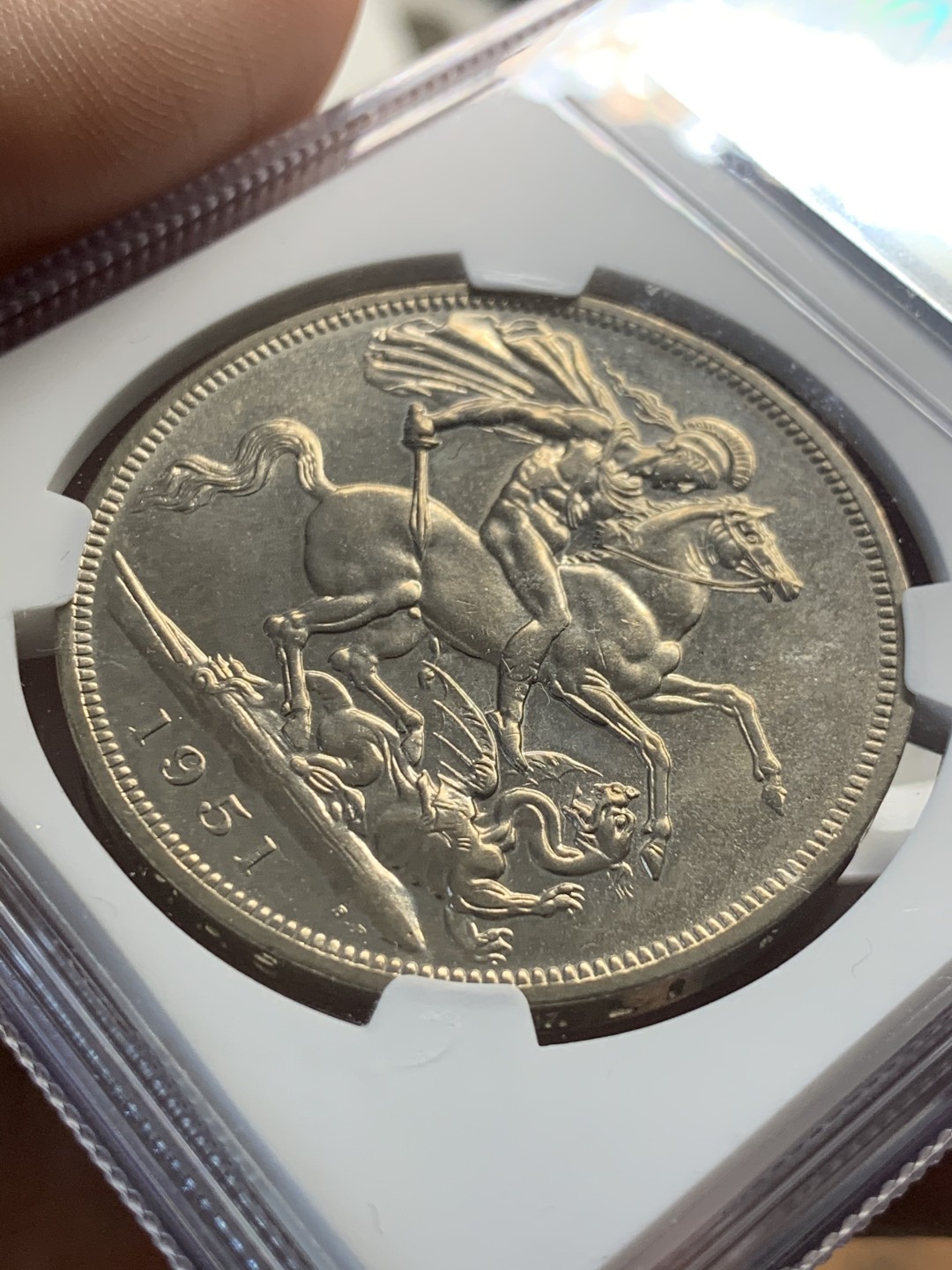 《竞宝斋》第55场-本周日，周一2场连拍（全场不限金额包邮） NGC PL64 1951年乔治六世马剑克朗 镍币高分黄油彩尤其难得！