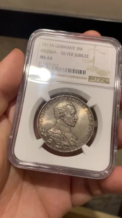 《竞宝斋》第55场-本周日，周一2场连拍（全场不限金额包邮） 1913年普鲁士威廉二世戎装三马克MS-64高评原味转光底板漂亮。原味+高分，nice