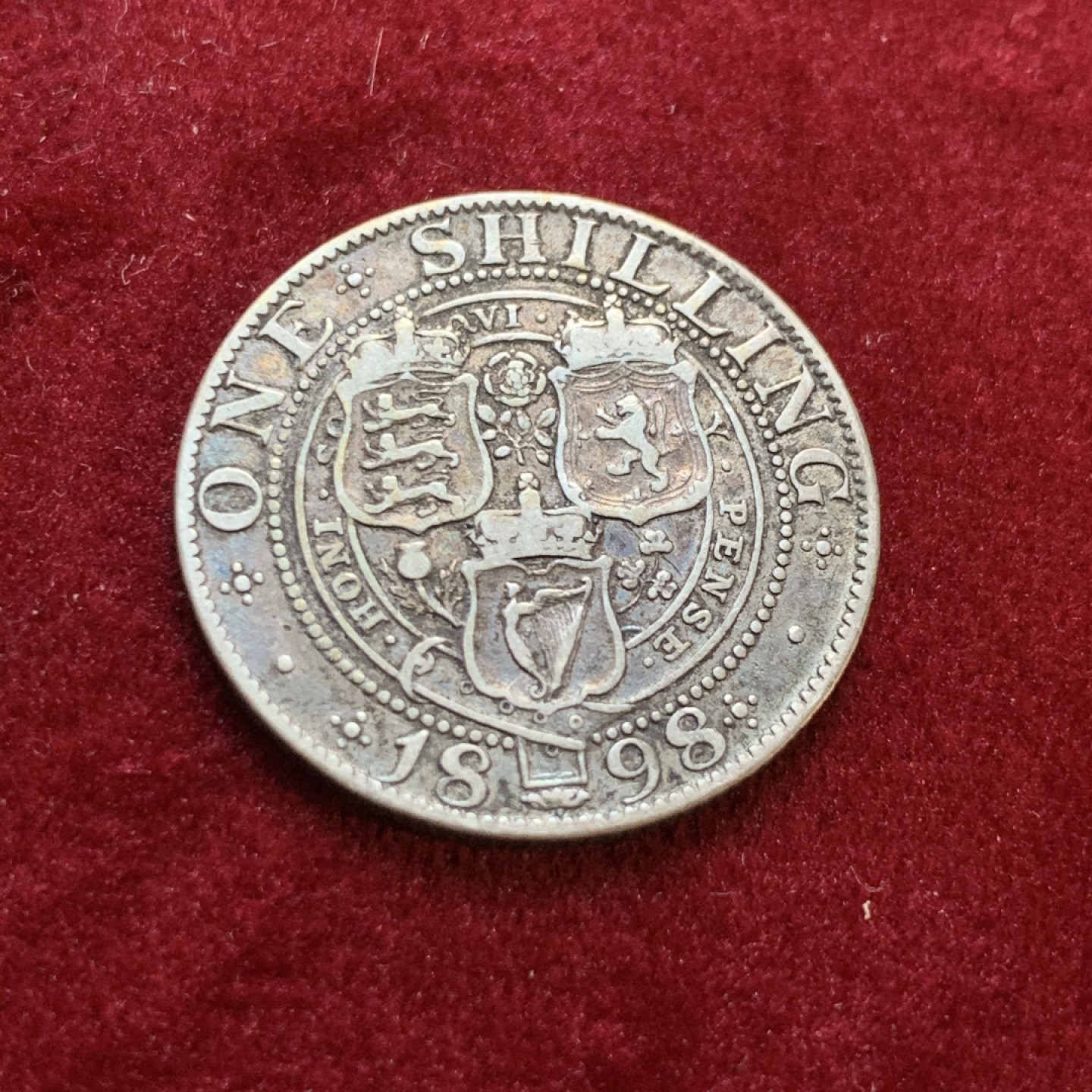 《竞宝斋》第55场-本周日，周一2场连拍（全场不限金额包邮） 英国 1898年 维多利亚 披纱版 先令银币 深五彩包浆 非常漂亮