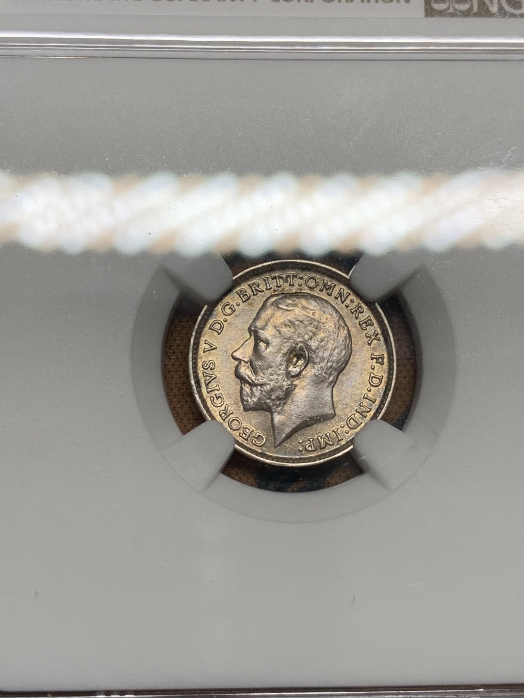 《竞宝斋》第55场-本周日，周一2场连拍（全场不限金额包邮） NGC MS62 英国 1912年 乔五 3便士银币 深打状态，头发清晰 淡彩包浆