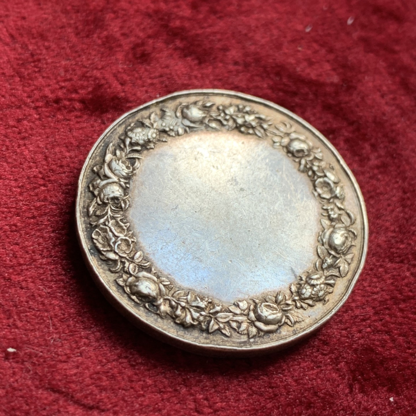 《竞宝斋》第55场-本周日，周一2场连拍（全场不限金额包邮） 19世纪 百年老彩！法国结婚纪念银章 28mm直径 蜂蜜边铭 背面未使用