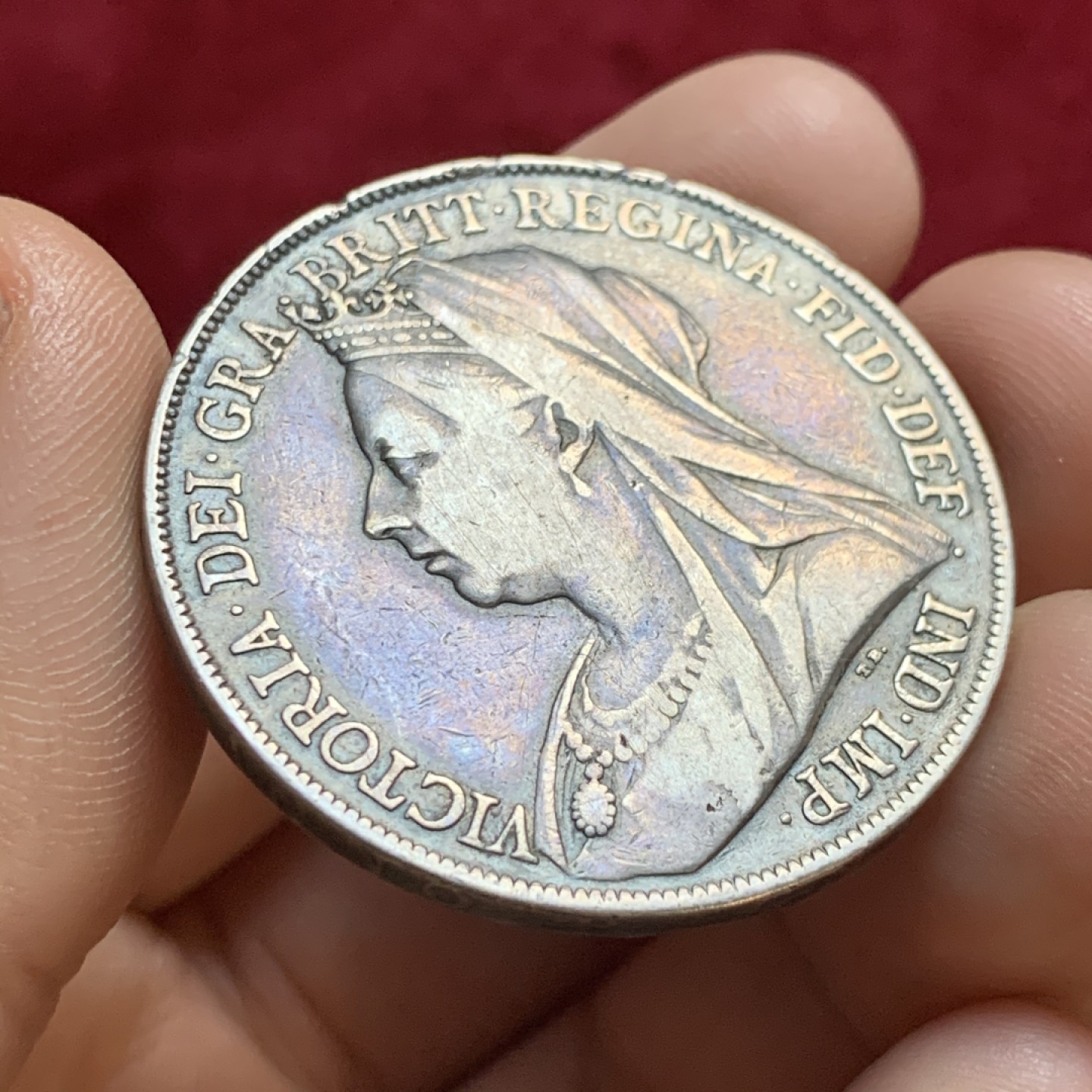 《竞宝斋》第55场-本周日，周一2场连拍（全场不限金额包邮） 英国 1899年 维多利亚 披纱版 马剑克朗大银币 淡紫色包浆 LXII 边铭