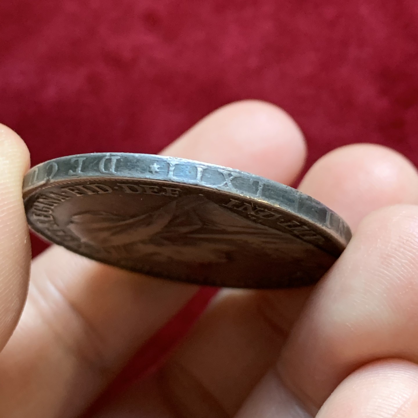 《竞宝斋》第55场-本周日，周一2场连拍（全场不限金额包邮） 英国 1899年 维多利亚 披纱版 马剑克朗大银币 淡紫色包浆 LXII 边铭