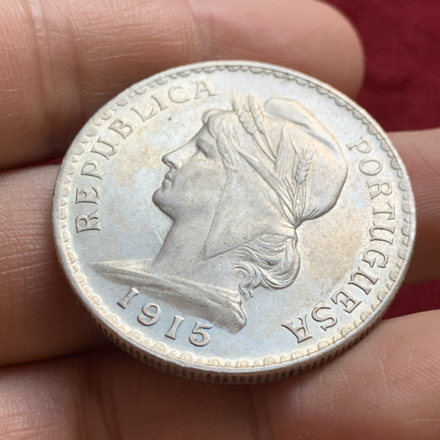 《竞宝斋》第55场-本周日，周一2场连拍（全场不限金额包邮） 葡萄牙 1915年 1埃斯库多 女神 大银币 外拍获得，状态很好