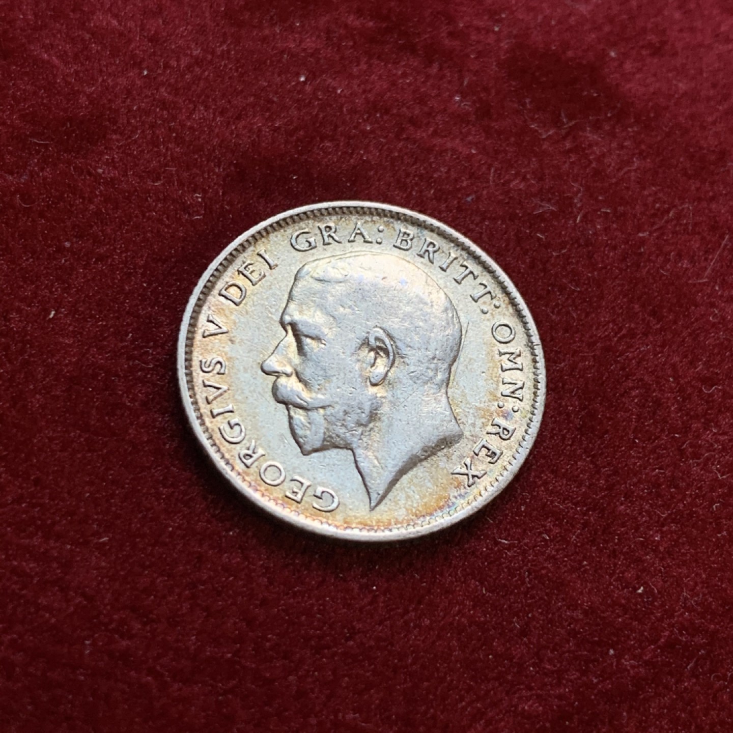 《竞宝斋》第55场-本周日，周一2场连拍（全场不限金额包邮） 英国 乔五 1918年 五彩 6便士 银币  925高银版