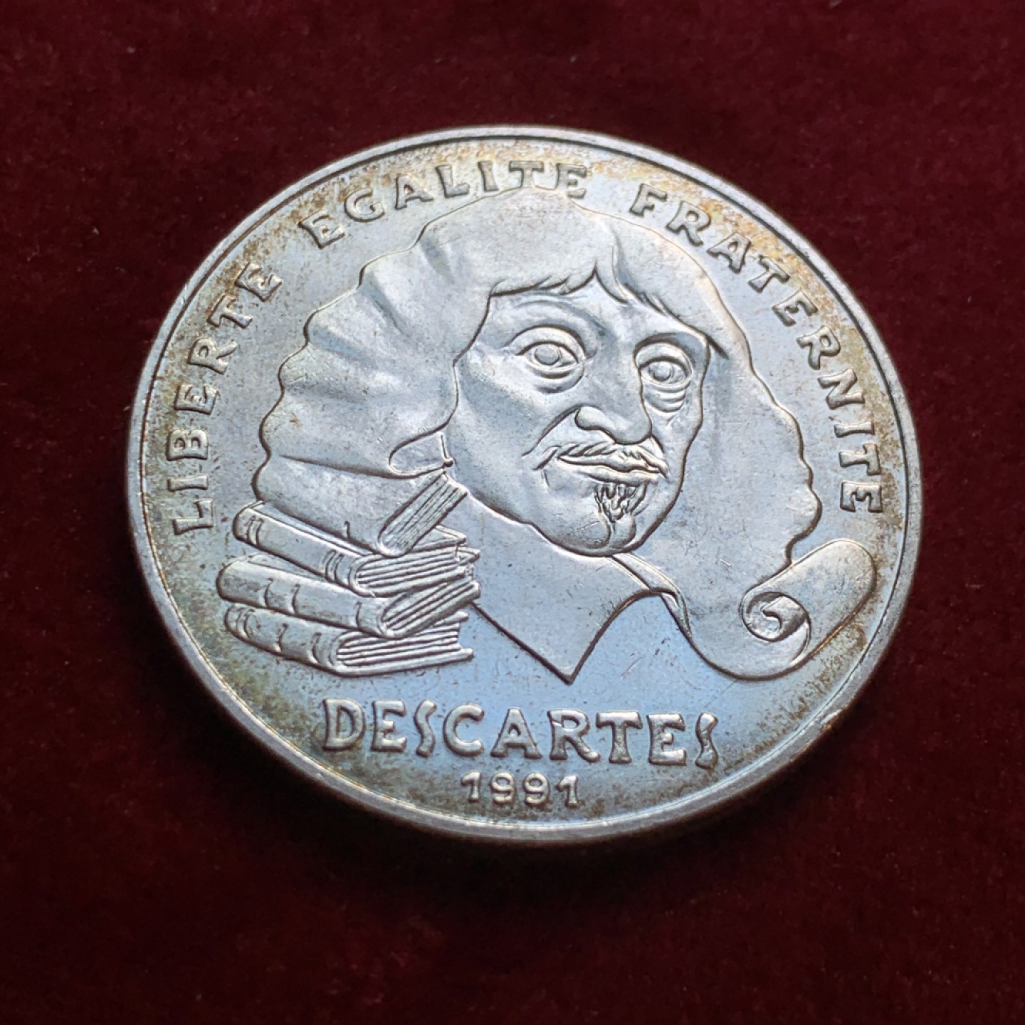 《竞宝斋》第55场-本周日，周一2场连拍（全场不限金额包邮） 法国1991年 100法郎笛卡尔 纪念 银币 淡彩包浆，非常漂亮