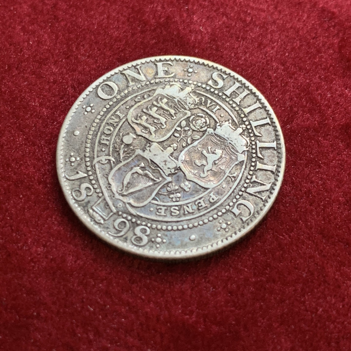 《竞宝斋》第55场-本周日，周一2场连拍（全场不限金额包邮） 英国 1898年 维多利亚 披纱版 先令银币 深五彩包浆 非常漂亮