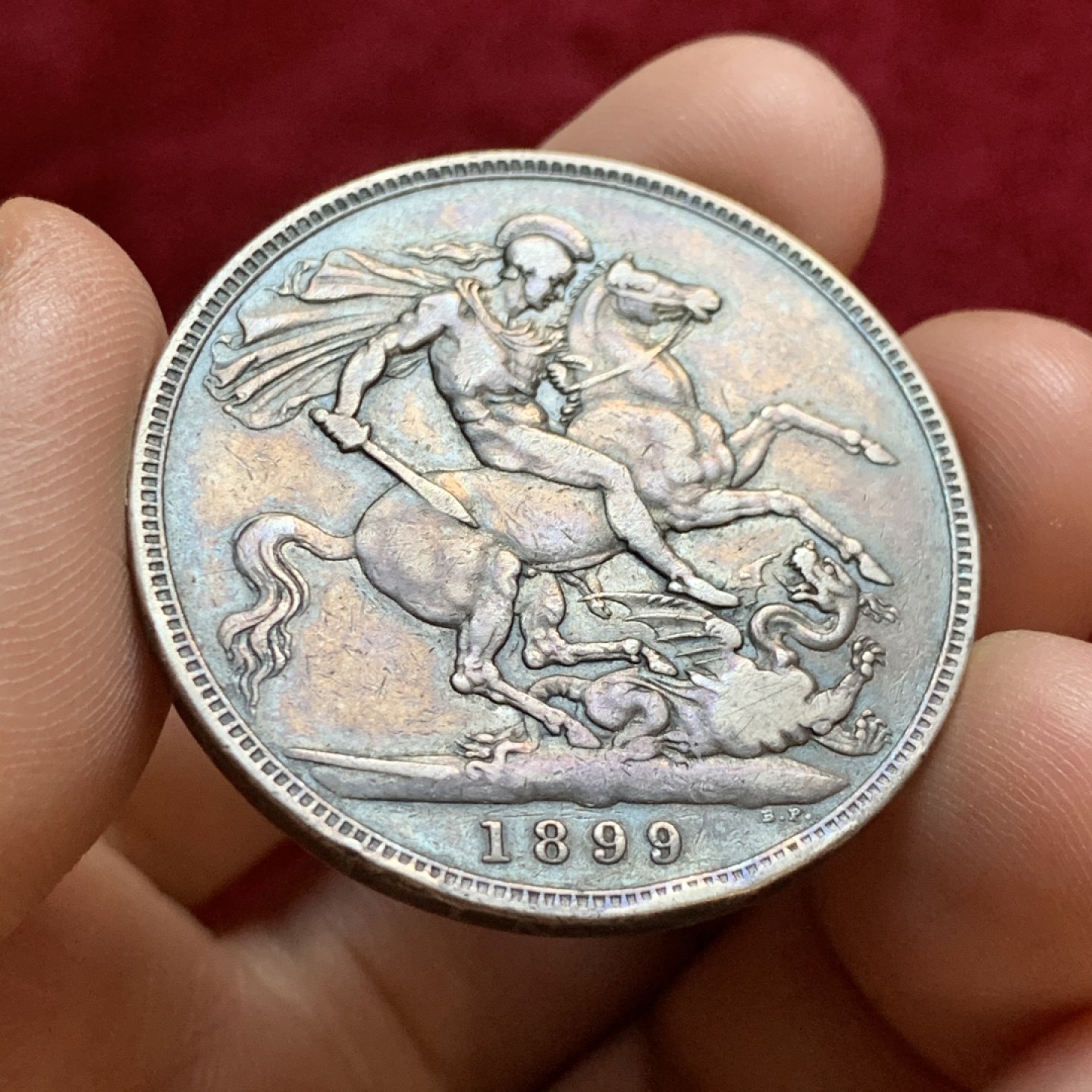 《竞宝斋》第55场-本周日，周一2场连拍（全场不限金额包邮） 英国 1899年 维多利亚 披纱版 马剑克朗大银币 淡紫色包浆 LXII 边铭