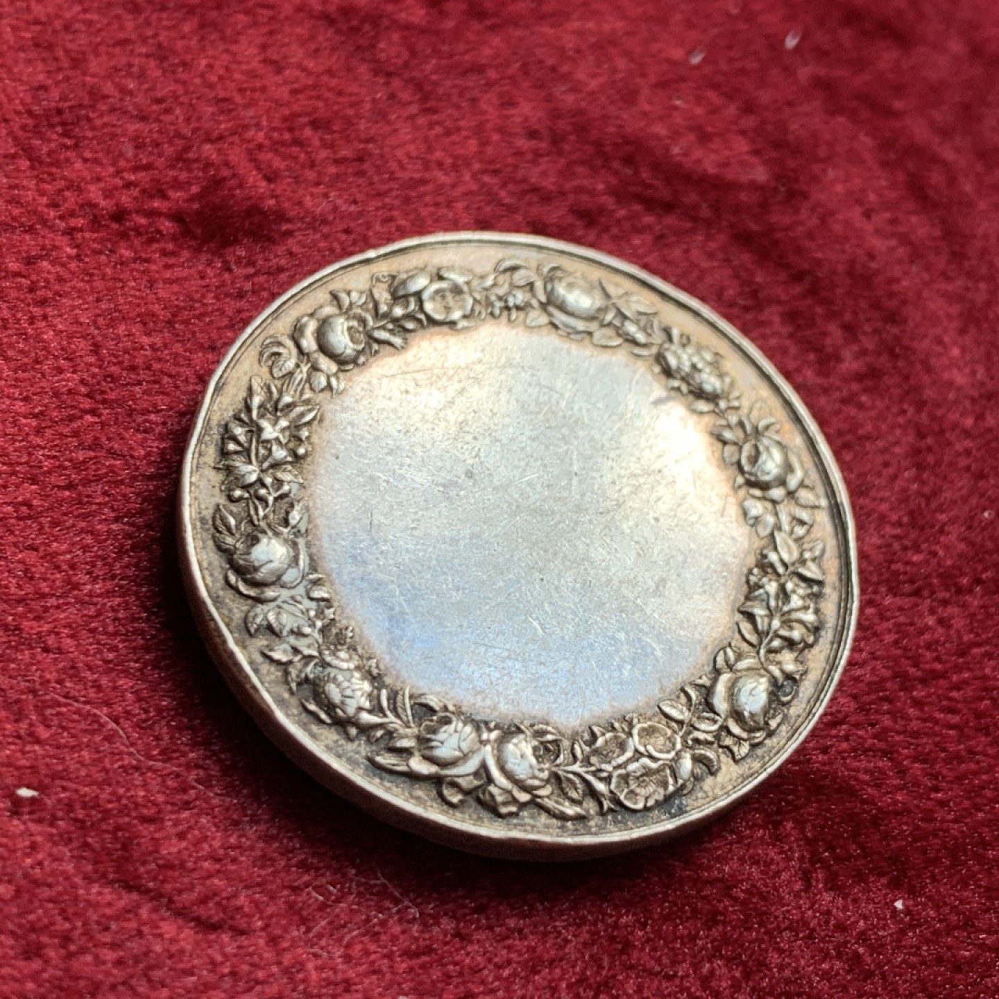 《竞宝斋》第55场-本周日，周一2场连拍（全场不限金额包邮） 19世纪 百年老彩！法国结婚纪念银章 28mm直径 蜂蜜边铭 背面未使用