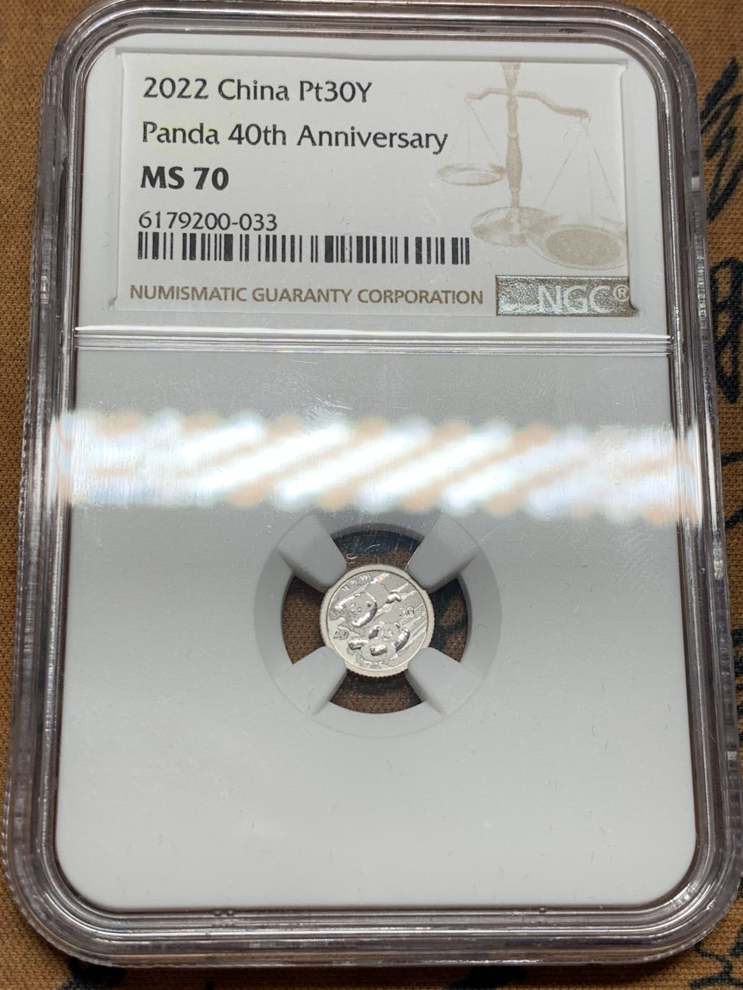 《竞宝斋》第55场-本周日，周一2场连拍（全场不限金额包邮） NGC-MS70 中国 2022年 熊猫40周年 1克铂金币 带证书 证书尾号跟评级串号一样都是33