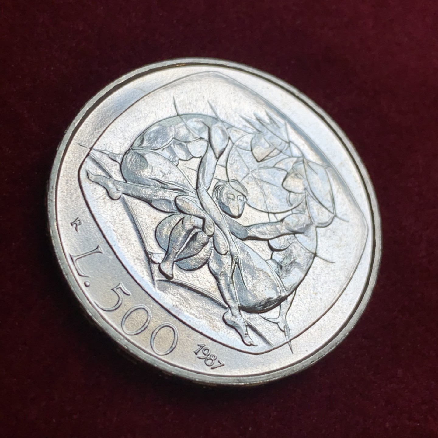 《竞宝斋》第55场-本周日，周一2场连拍（全场不限金额包邮） 1987年意大利国际家庭年500里拉纪念银币